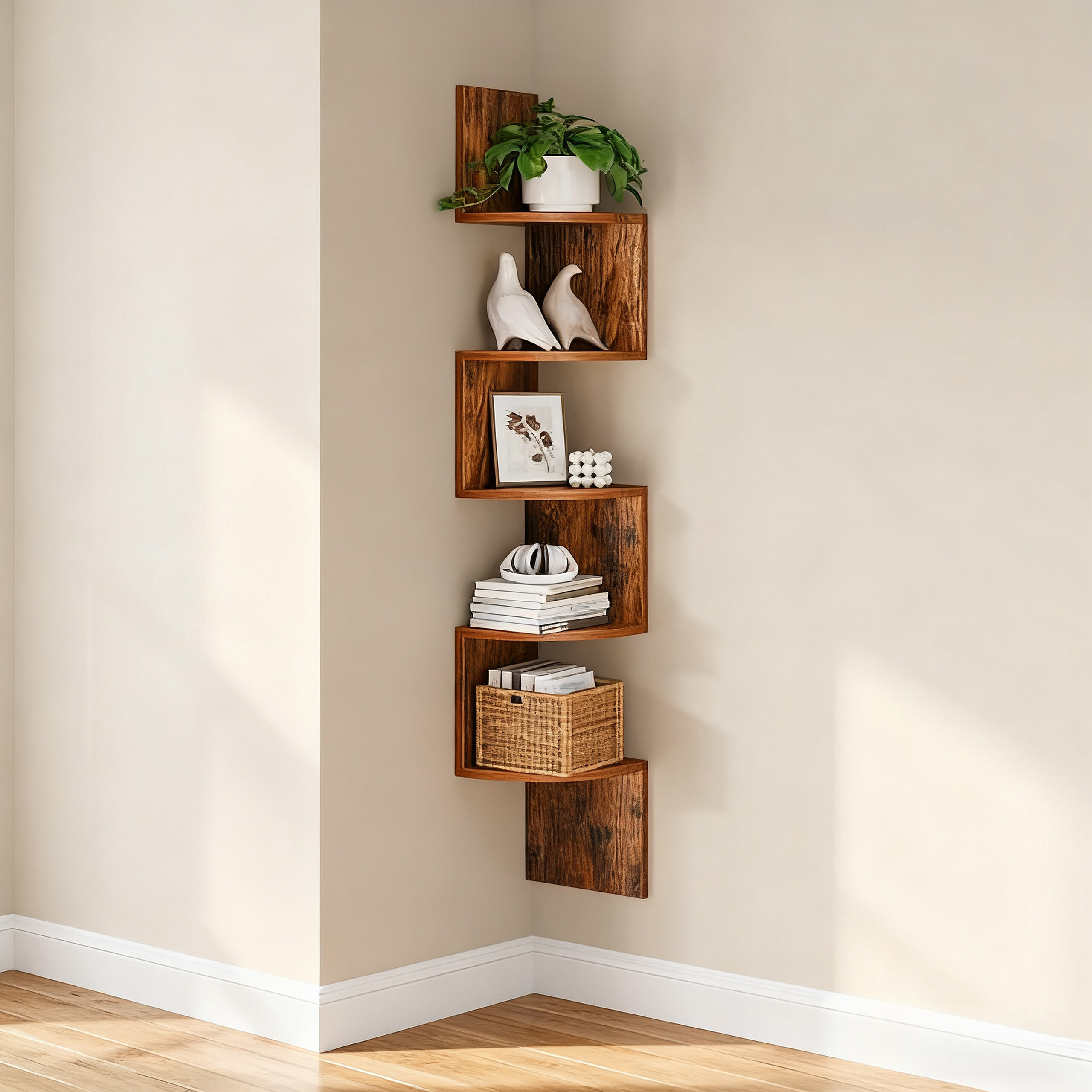 Ein hölzernes Eckregal mit Dekor, Büchern und einer Pflanze an einer beigen Wand.