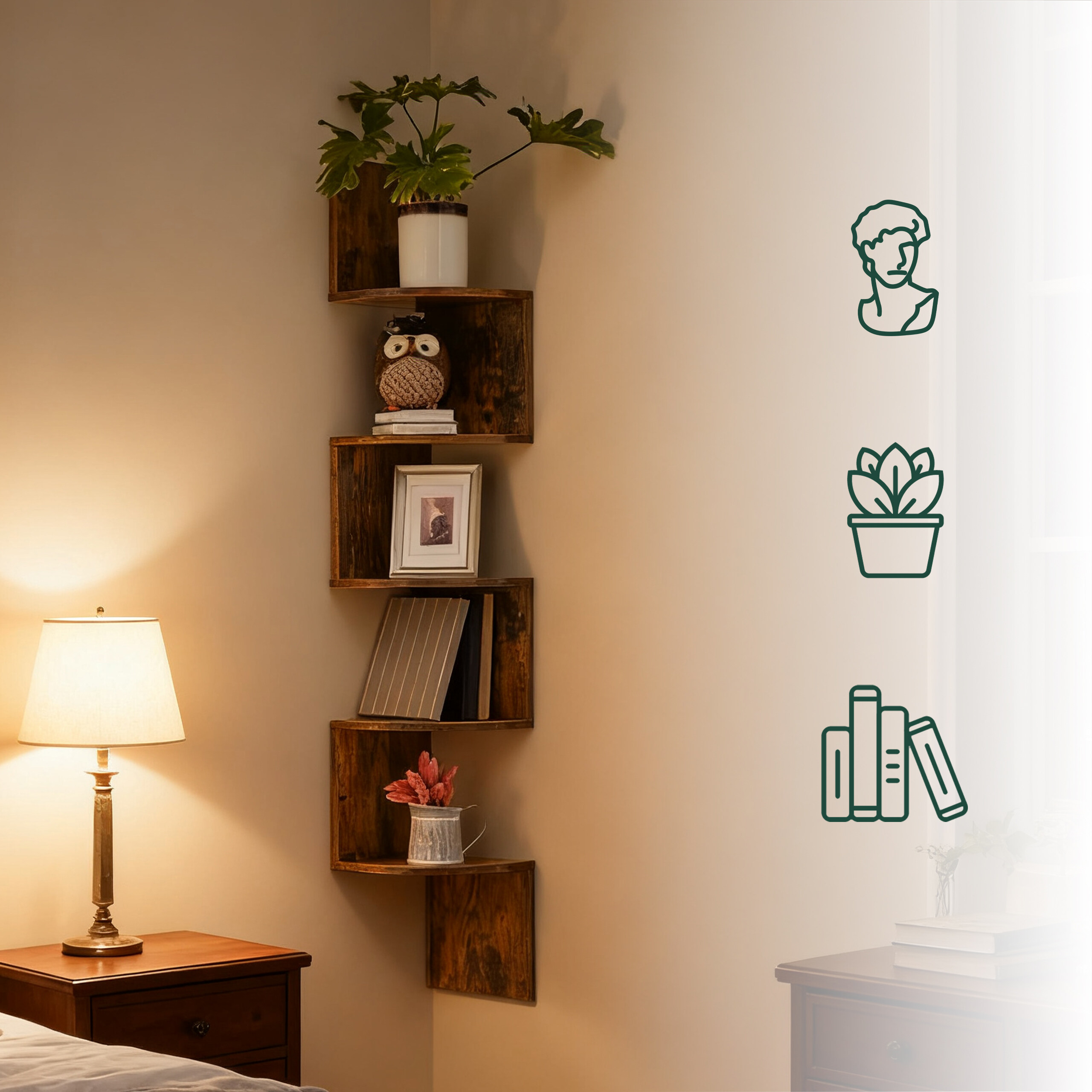 Eckregal aus Holz an einer hellen Wand mit Pflanze, Eule, Bilderrahmen und Büchern, beleuchtet von einer Lampe.