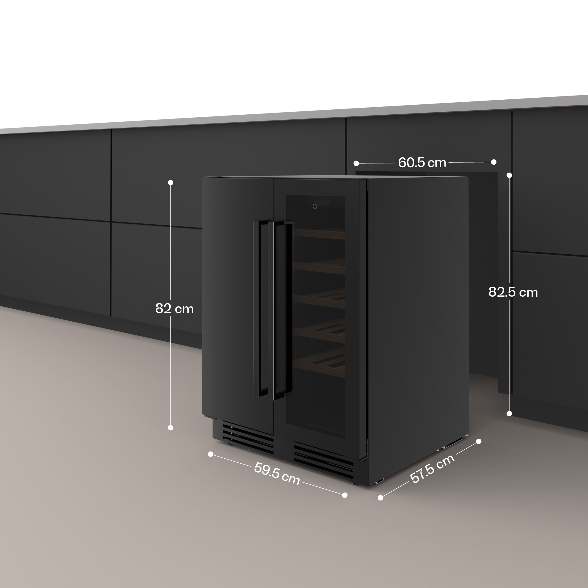 Ein schwarzer Weinkühlschrank mit Maßen vor einer dunklen Küchenzeile.