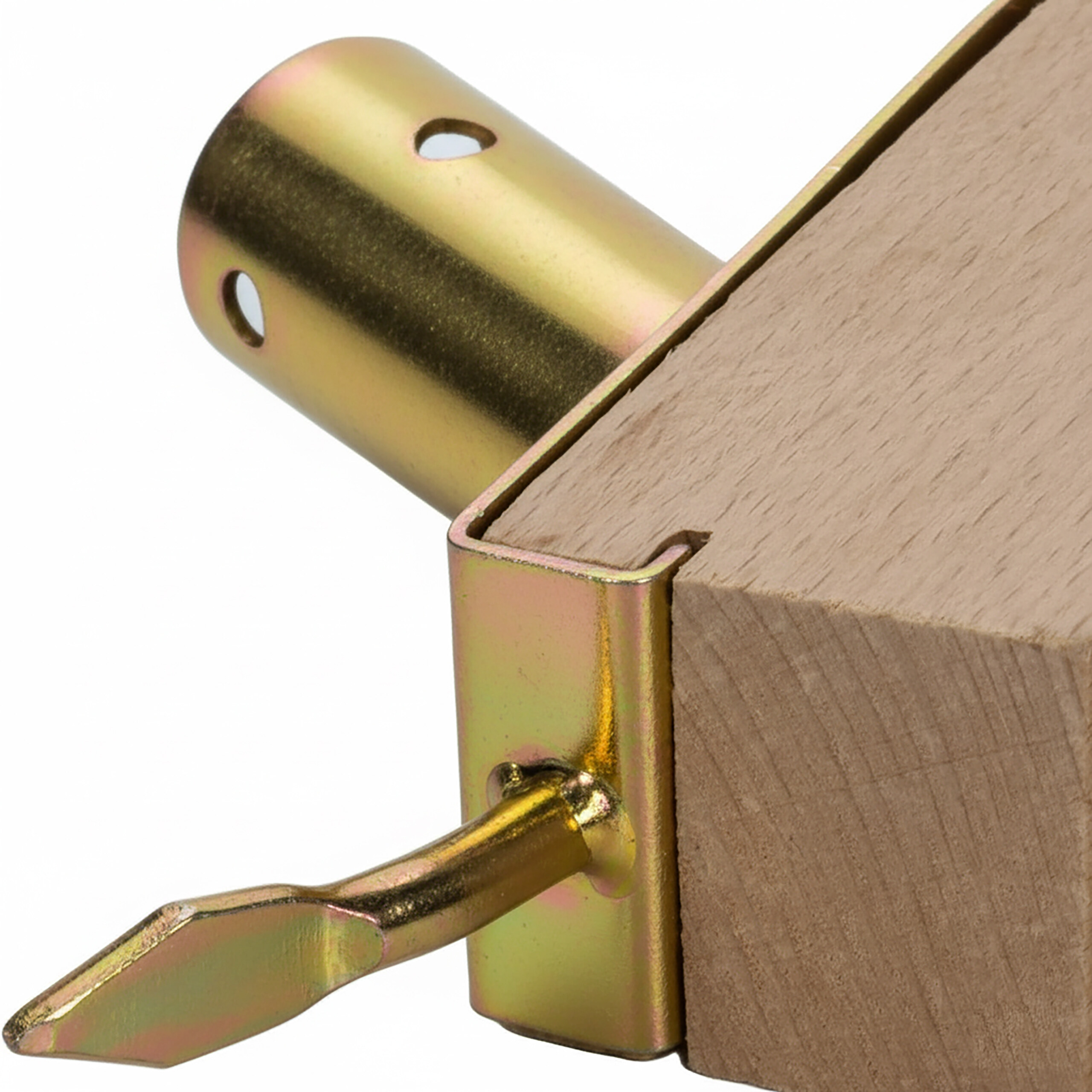 Goldfarbene Metallhalterung an einem Holzstück mit integriertem Rohr und Griff.