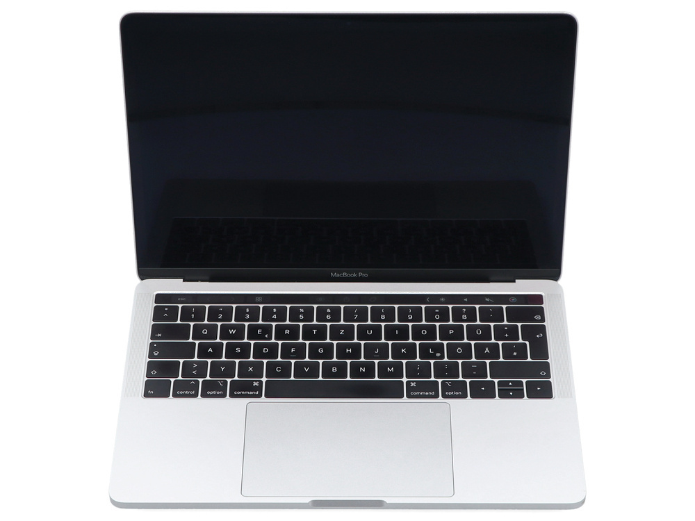 Otwarty srebrny laptop MacBook Pro na białym tle, widziany z góry, z widoczną klawiaturą i gładzikiem.