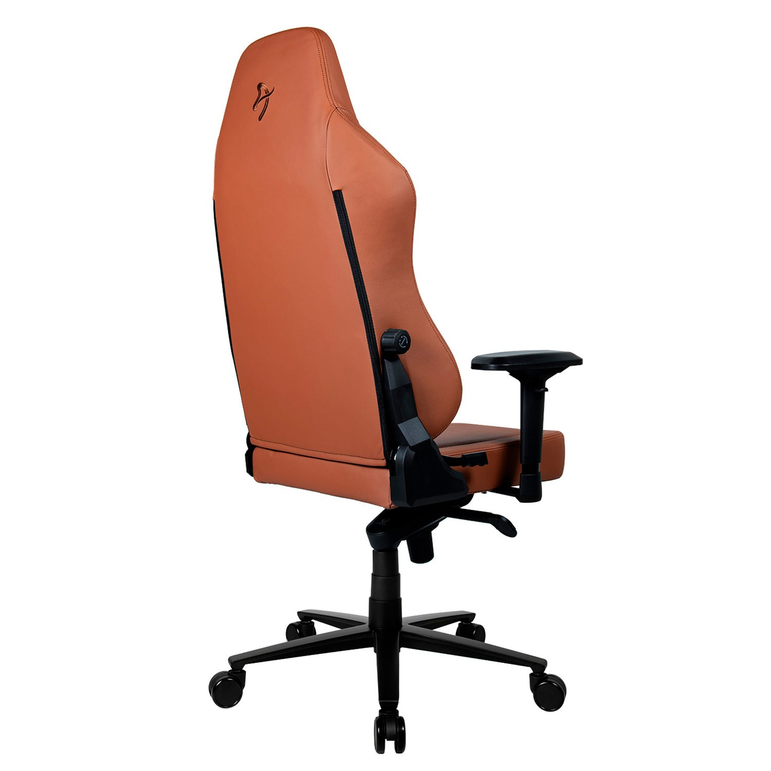 Silla de juego de cuero marrón con reposabrazos negros y una base de cinco ruedas sobre fondo blanco.