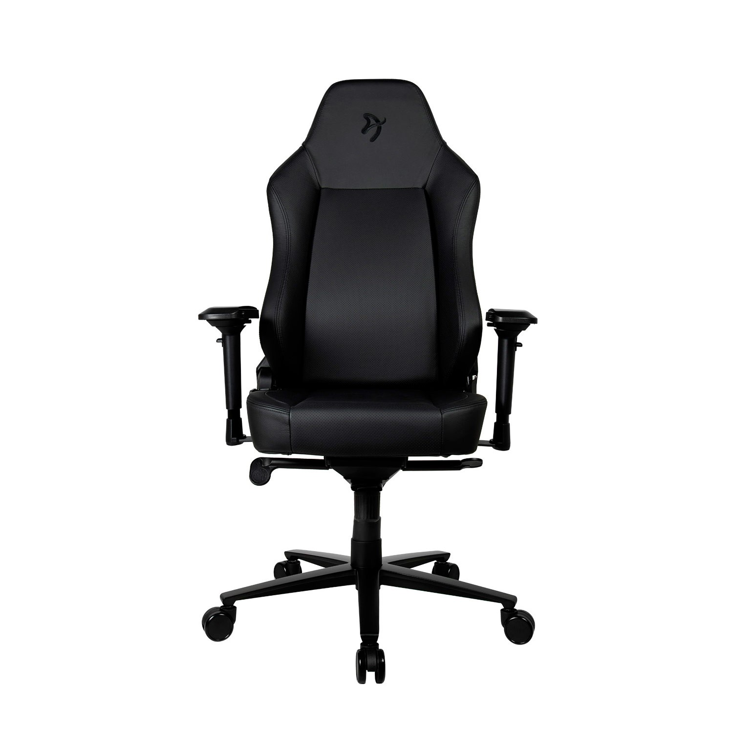Una silla de juego ergonómica negra con reposabrazos ajustables y base de estrella con ruedas, centrada sobre fondo blanco.