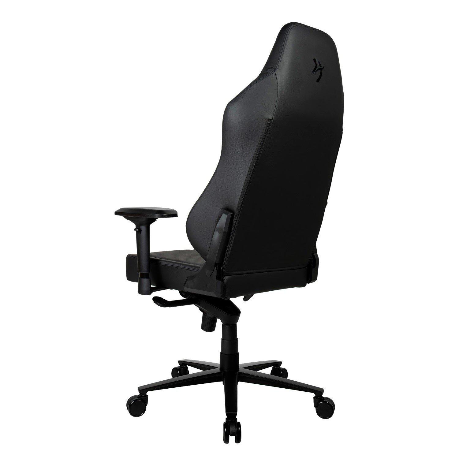 Una silla de juego ergonómica negra con reposabrazos y ruedas sobre fondo blanco.