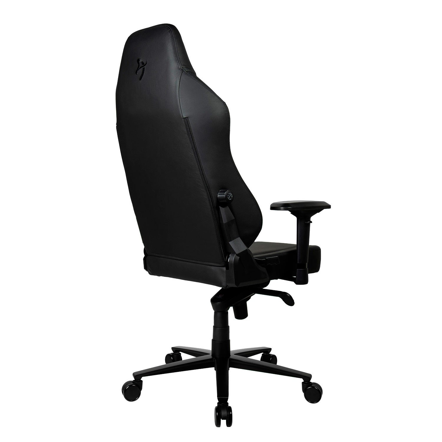 Vista trasera de una moderna silla de juego negra con respaldo ergonómico, reposabrazos ajustables y base con ruedas.