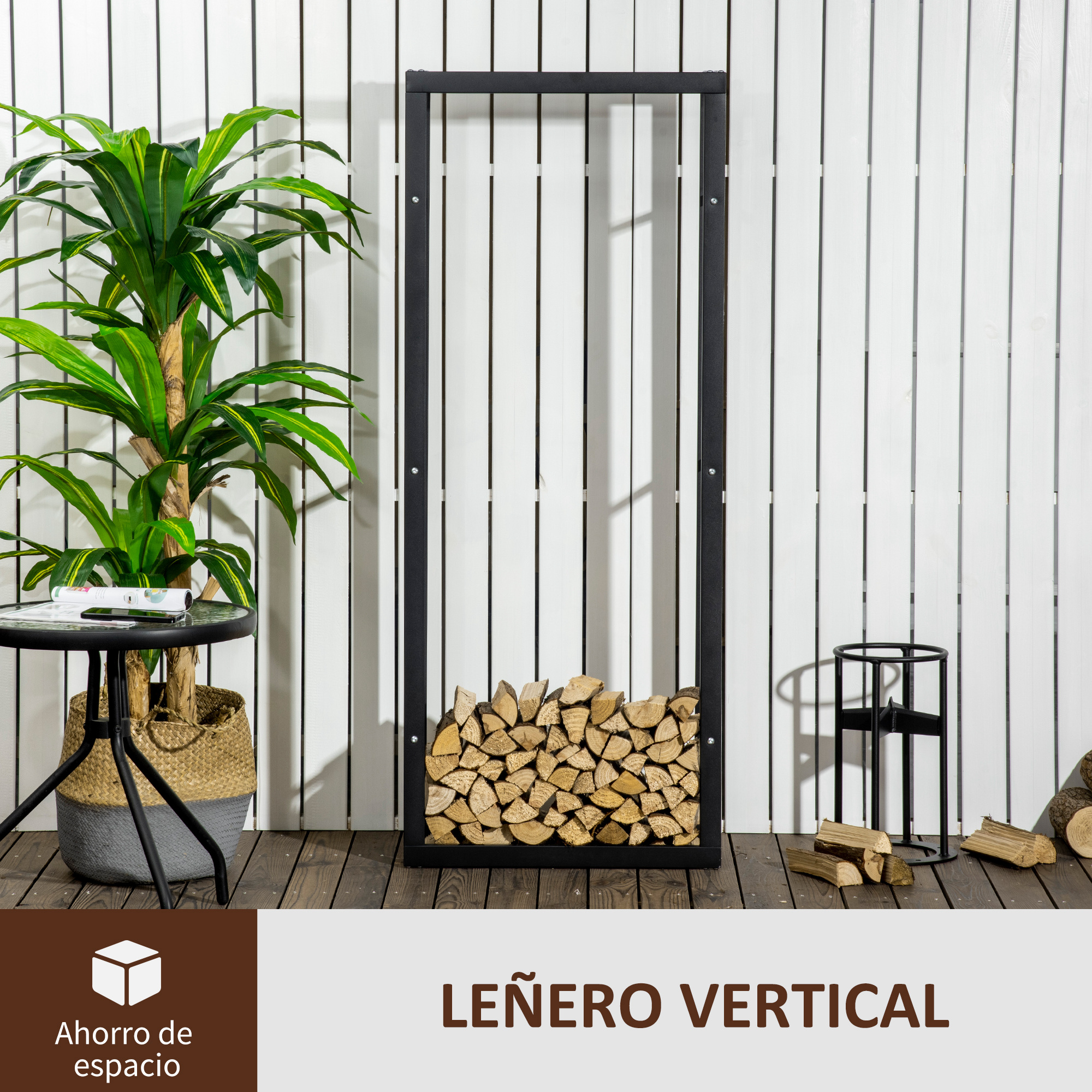 Un leñero metálico negro alto con troncos, junto a una planta y una pared de listones de madera blanca.