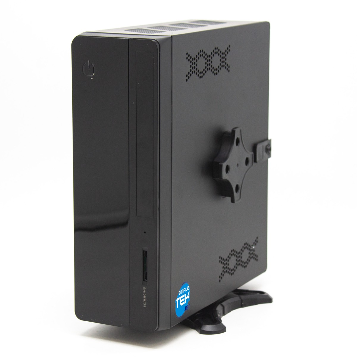 Un mini PC nero si erge verticalmente su un supporto contro uno sfondo bianco.