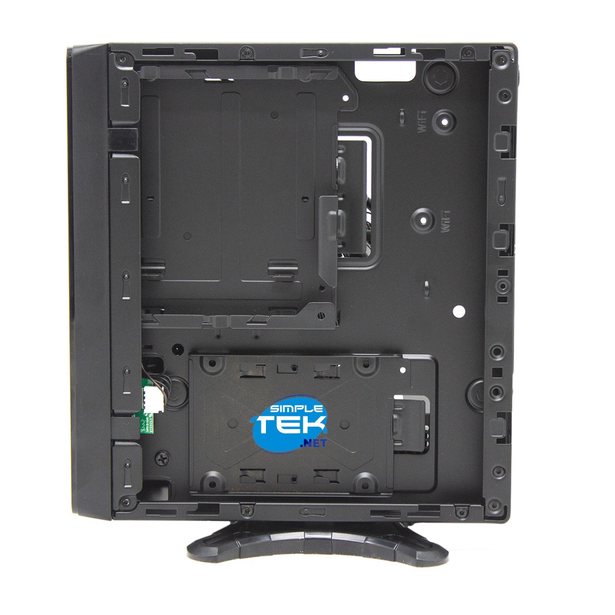 Interno di un case per computer nero vuoto con un adesivo del logo Simple Tek.
