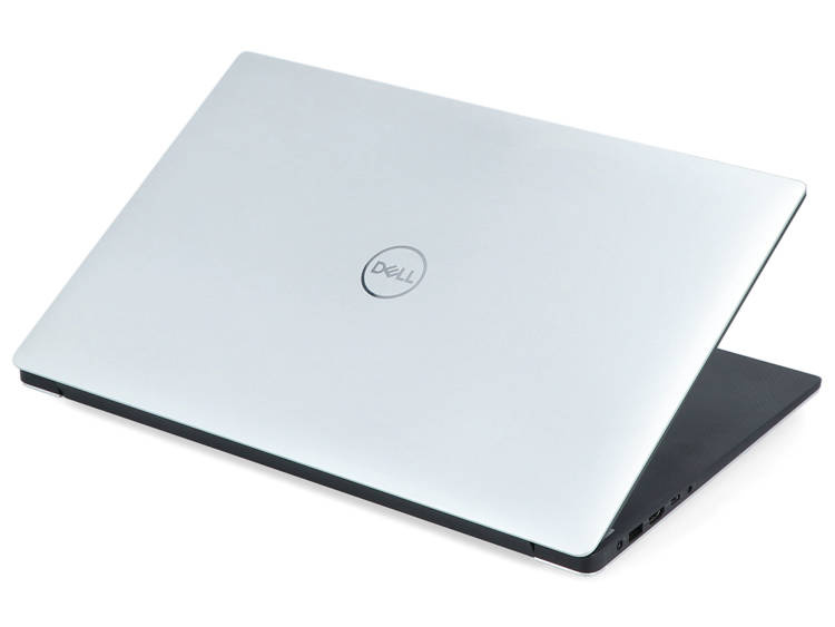 Srebrny laptop Dell jest pokazany zamknięty na białej powierzchni.