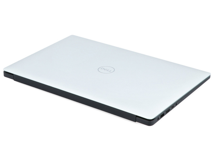 Zamknięty, srebrny laptop Dell widziany pod kątem na białym tle, podkreślający metalową pokrywę i logo.