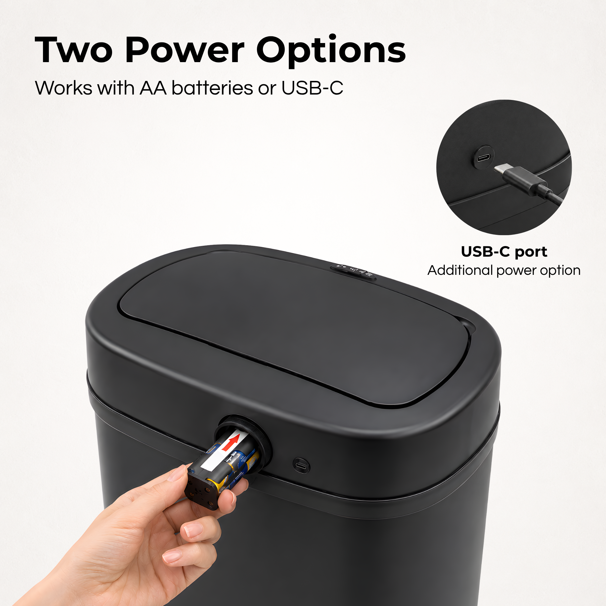 Un bidone della spazzatura nero mostra due opzioni di alimentazione: batterie AA e una porta USB-C.