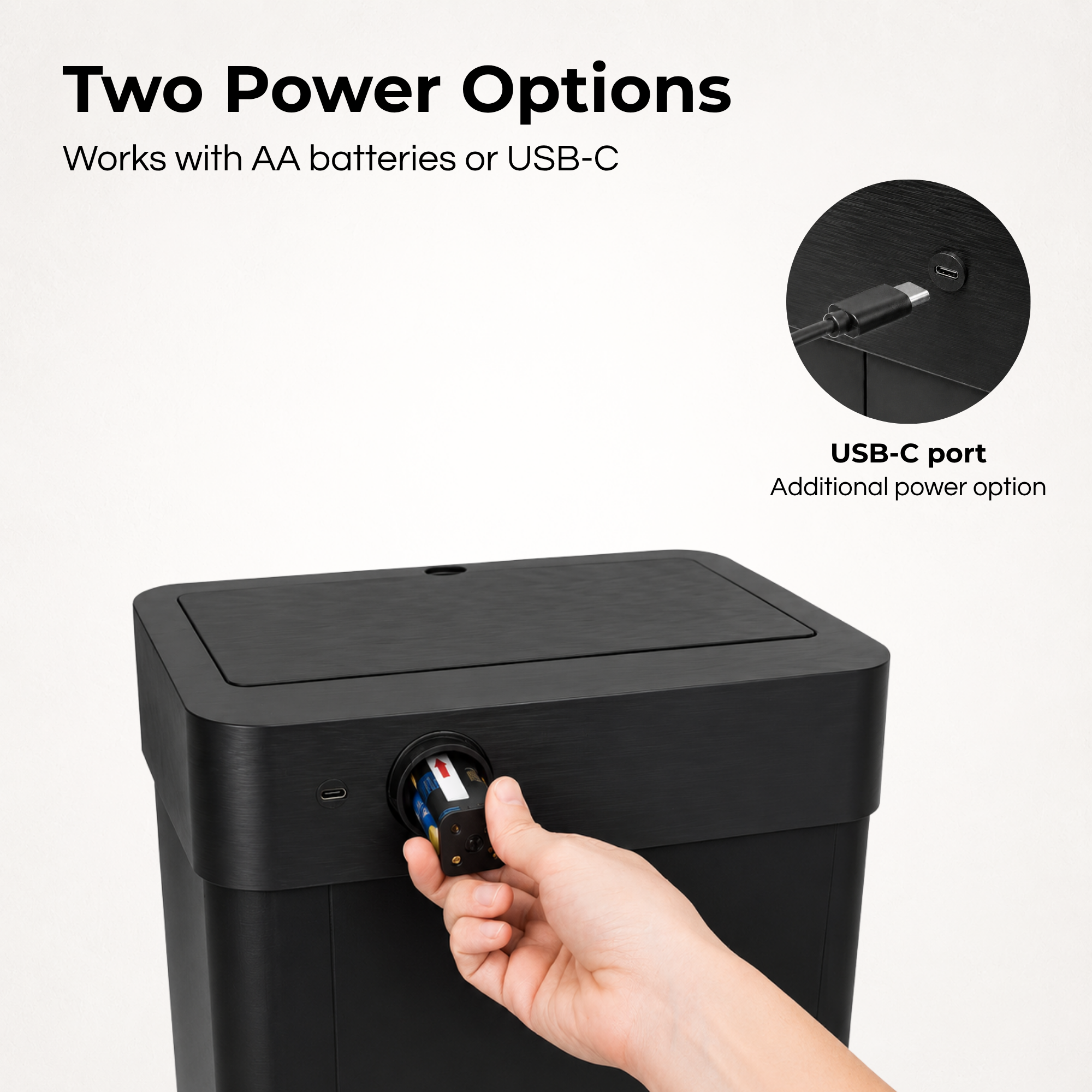Un cestino nero con due opzioni di alimentazione: batterie AA e porta USB-C.
