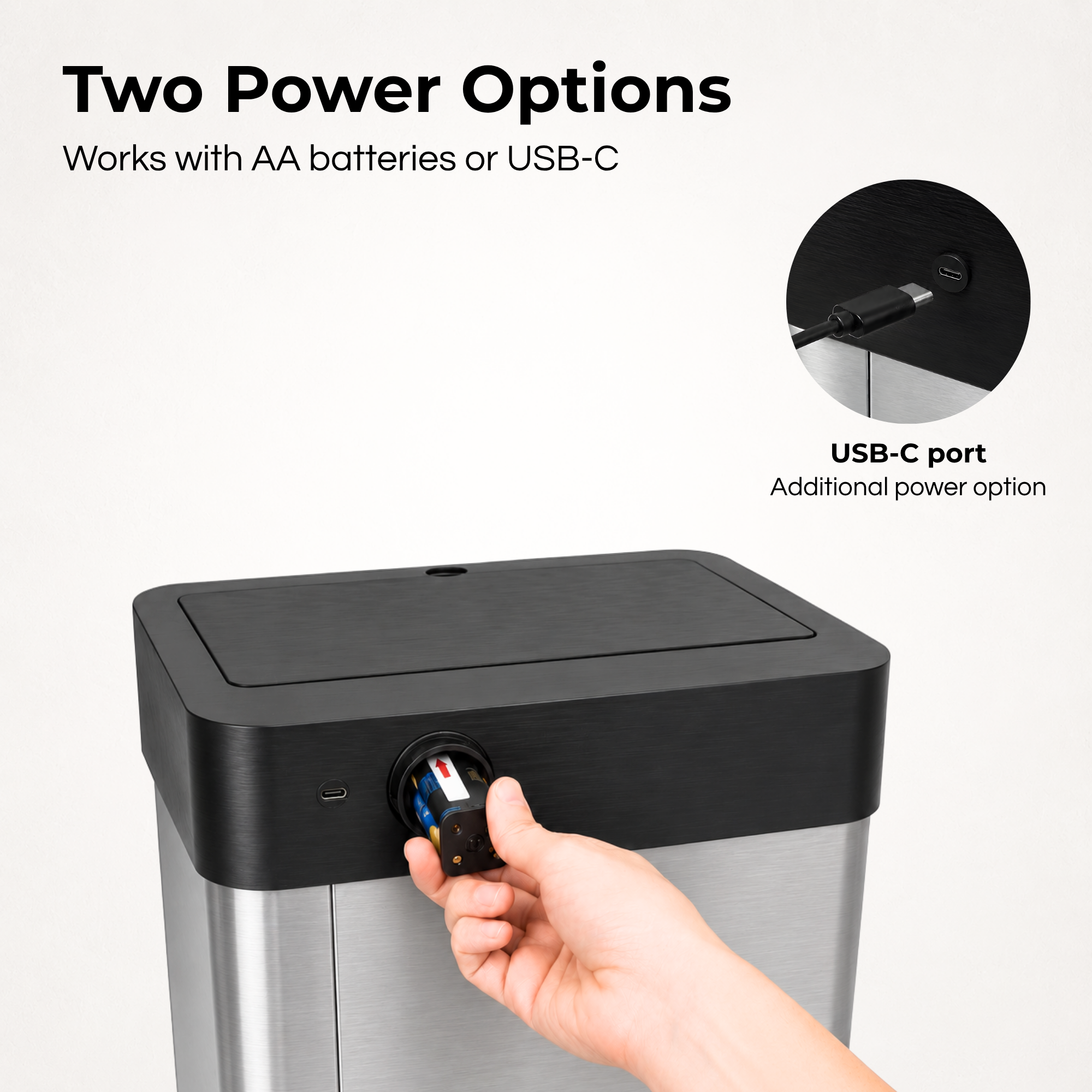 Una mano inserisce le pile AA in un cestino, con testo che indica USB-C come opzione.