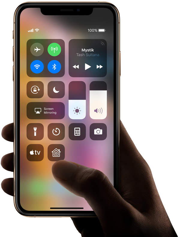 Hand hält iPhone mit geöffnetem Kontrollzentrum und verschiedenen Icons.