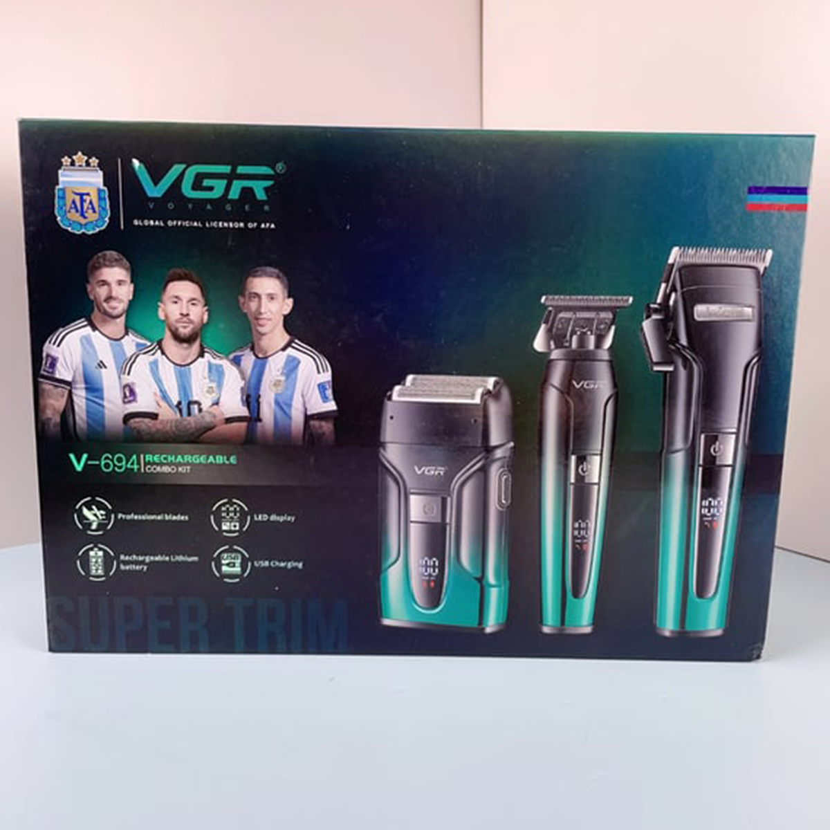 Üç cihaz, futbolcular ve Arjantin federasyon logosu bulunan VGR saç kesme makinesi seti kutusu.