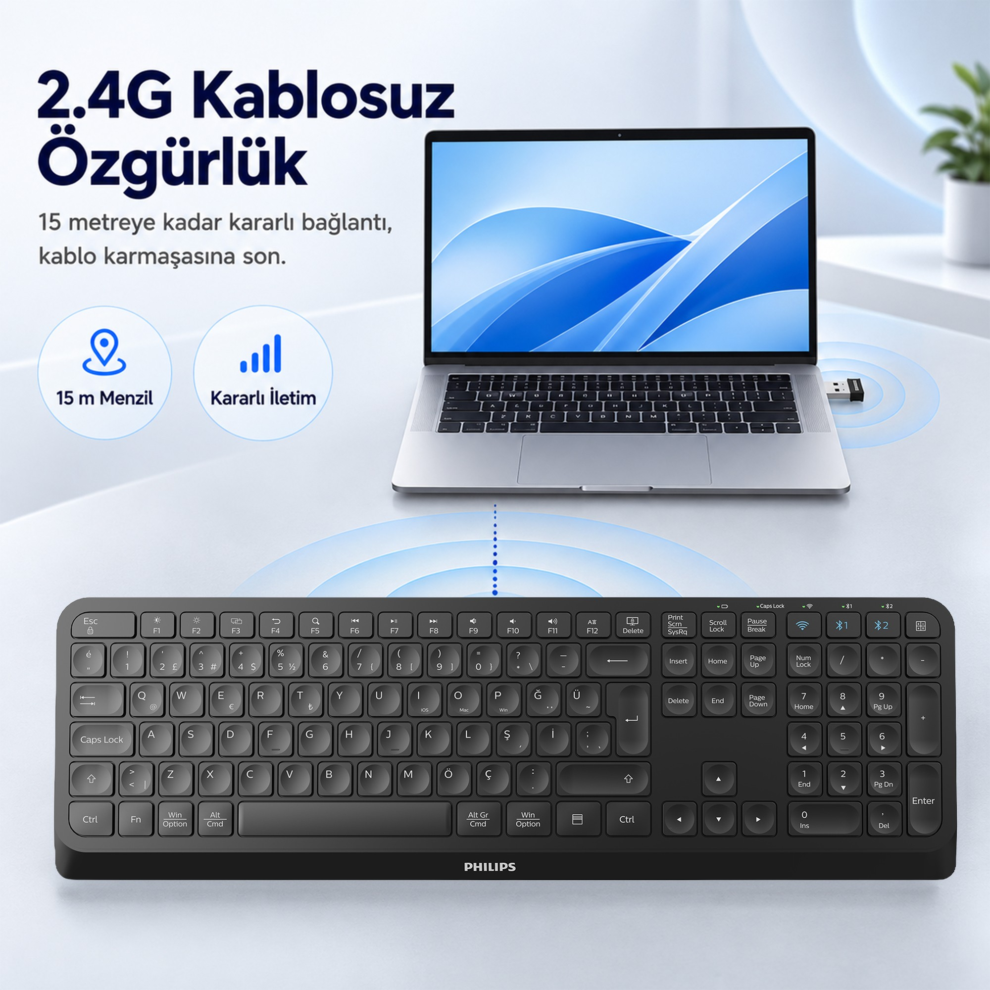 Beyaz masada Philips klavye ve laptop, üzerinde Türkçe yazılarla.