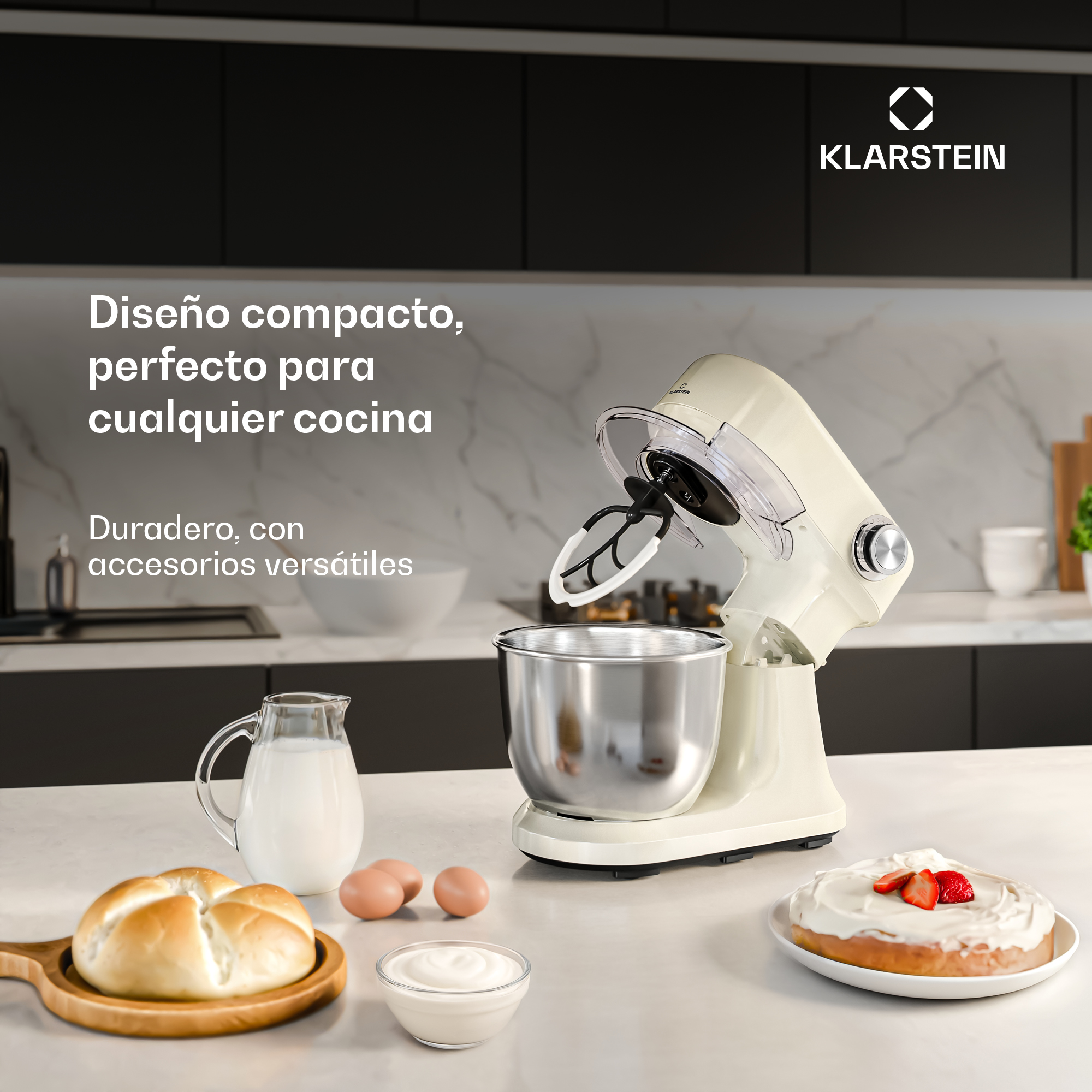 Klarstein Küchenmaschine in Creme auf einer Küchentheke mit Brot, Milch, Eiern und Kuchen.