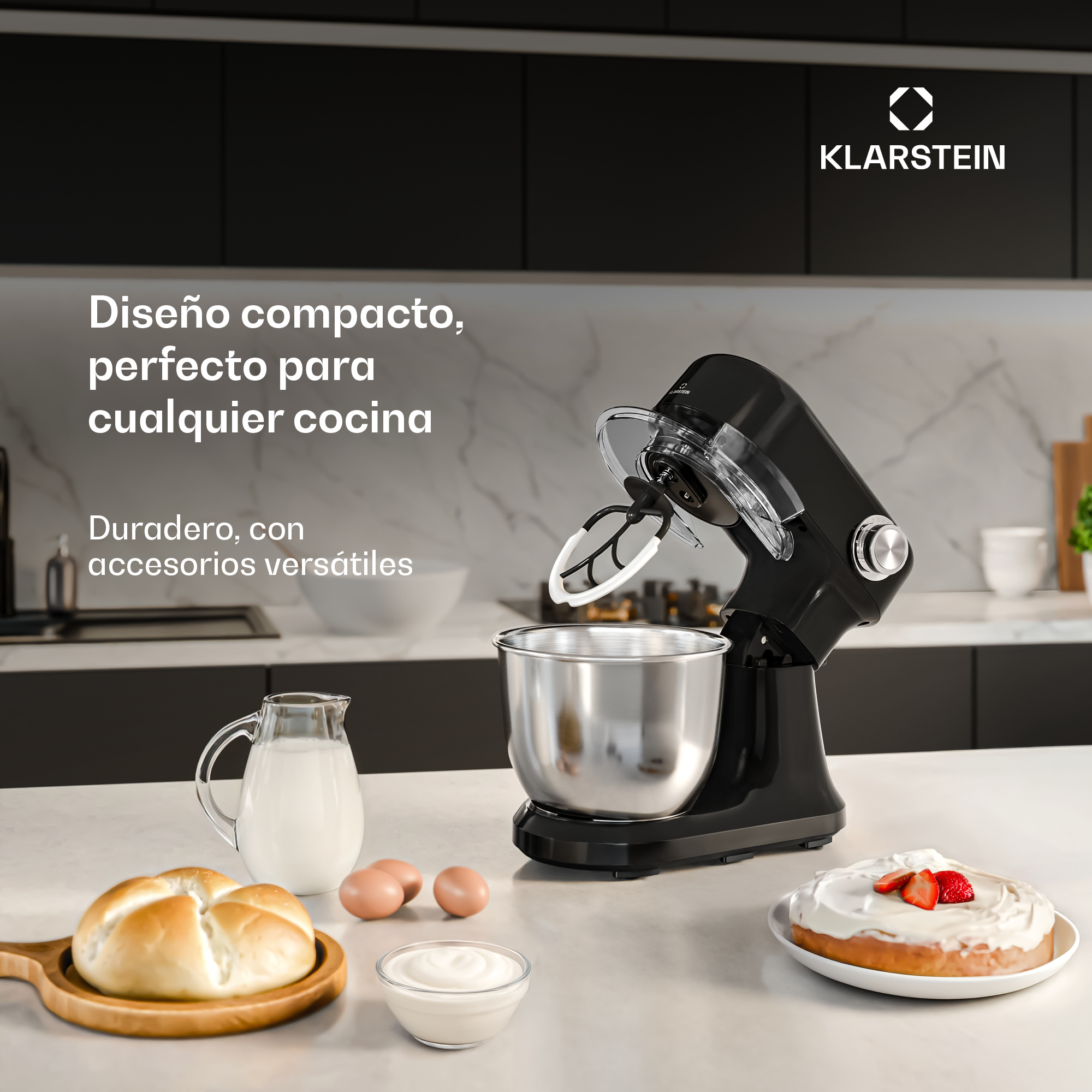 Schwarze Küchenmaschine von Klarstein auf einer Theke mit Brot, Milch, Eiern und einem Kuchen.