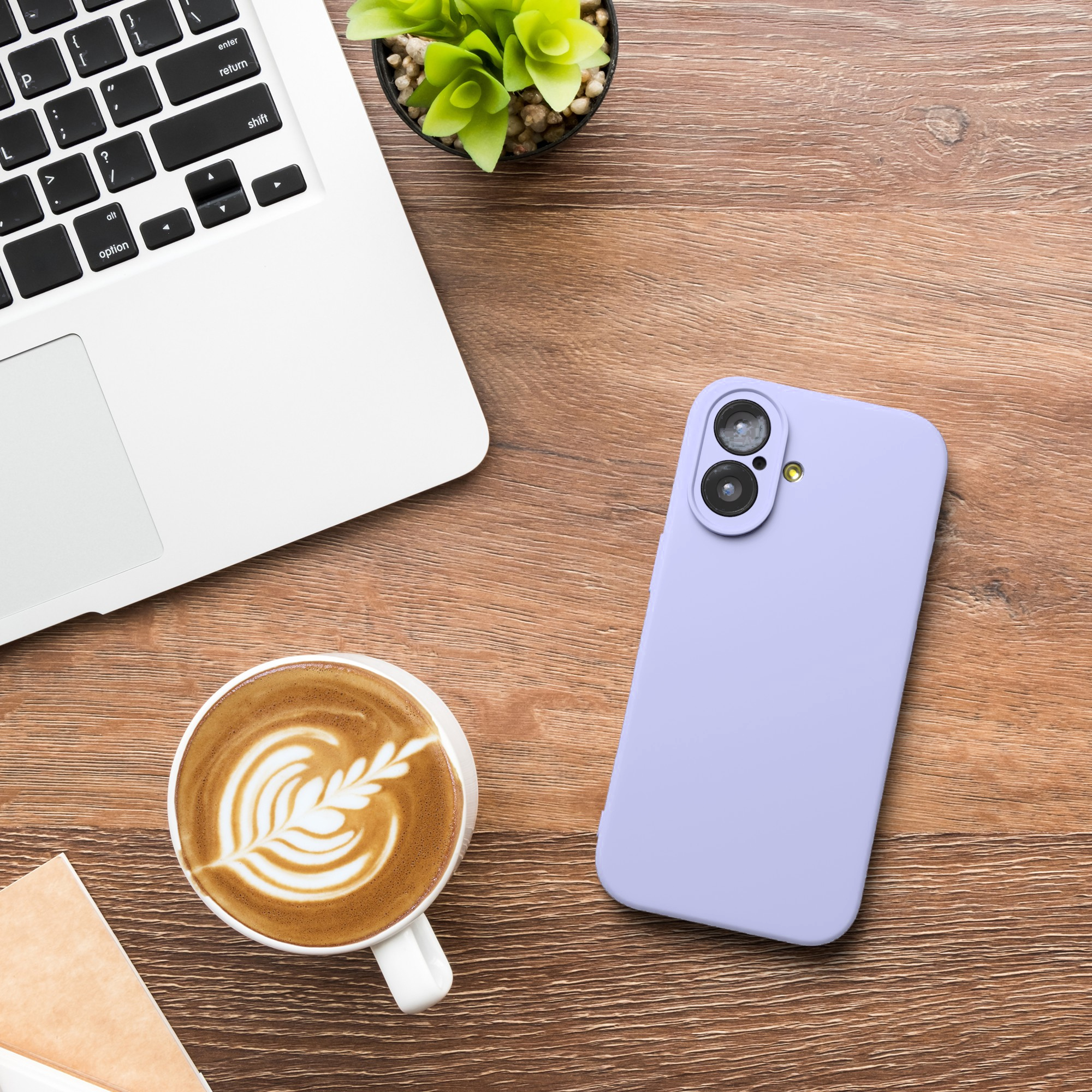 Draufsicht auf einen Holztisch mit Laptop, Lavendel-Smartphone, Kaffeetasse und einer kleinen Pflanze.