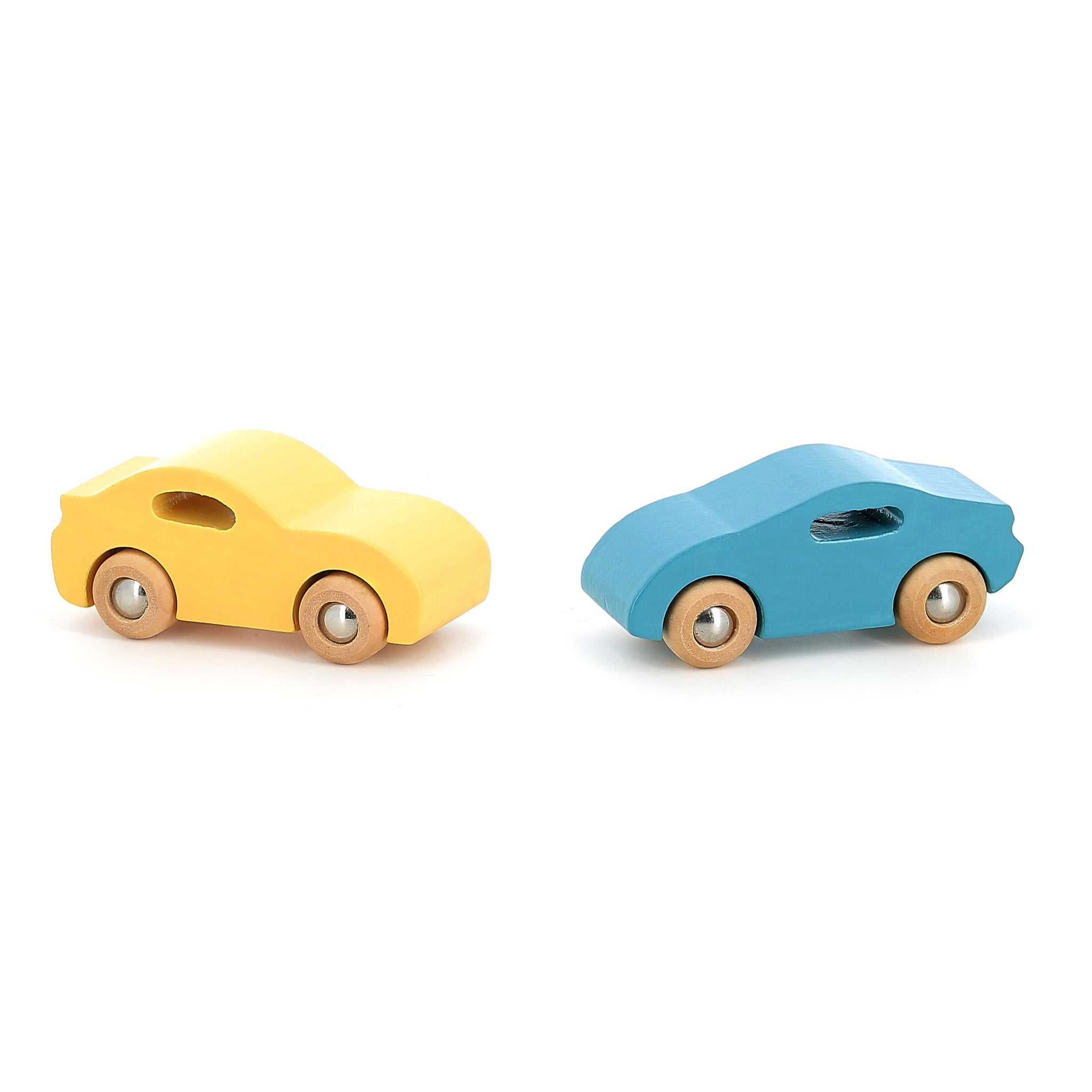 Zwei hölzerne Spielzeugautos auf weißem Grund, links ein gelbes und rechts ein blaues, beide nach rechts gerichtet.