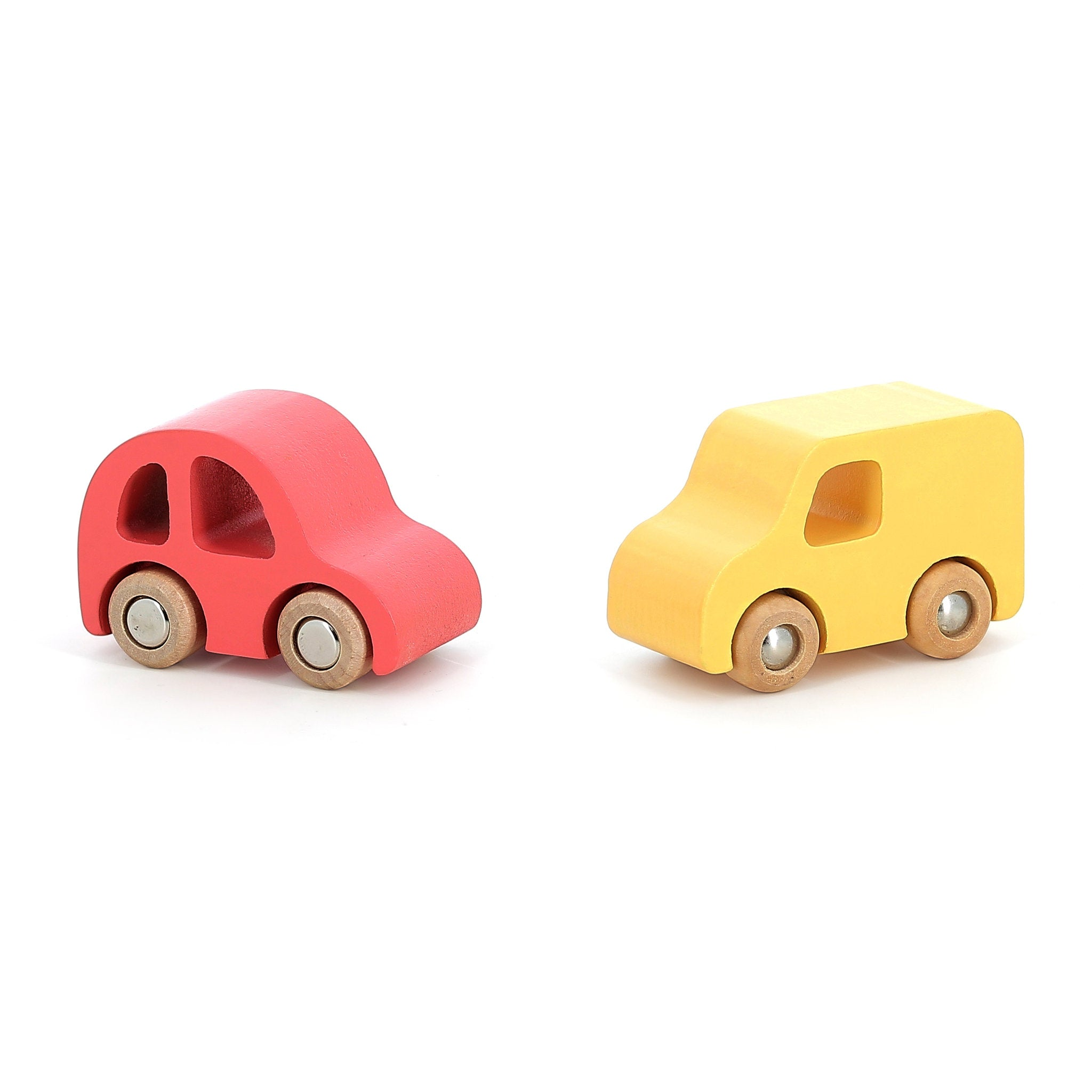 Zwei kleine Holspielzeugautos, ein rotes und ein gelbes, stehen nebeneinander auf weißem Hintergrund.