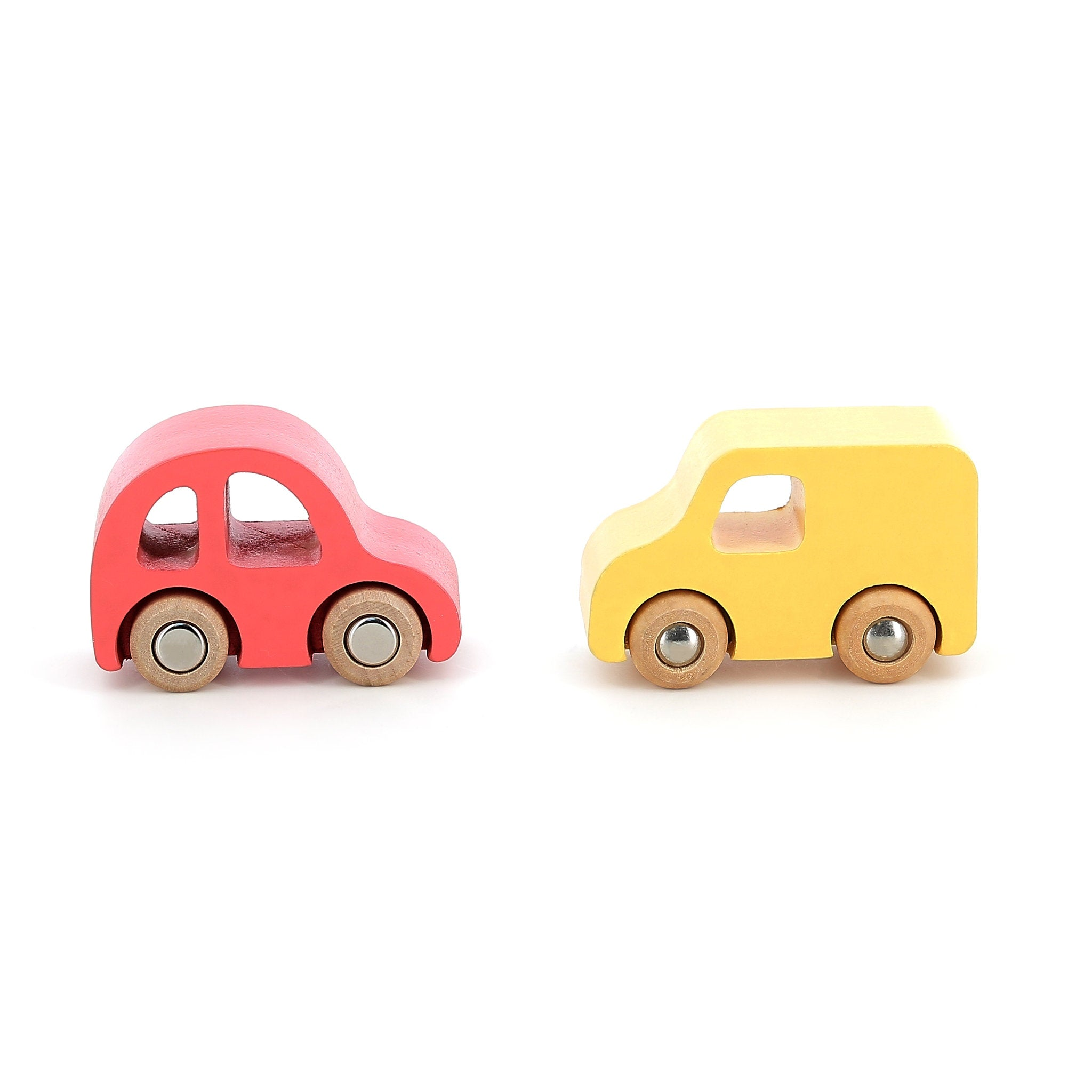 Ein rotes Holzspielzeugauto und ein gelber Holzspielzeugtransporter stehen sich auf weißem Hintergrund gegenüber.