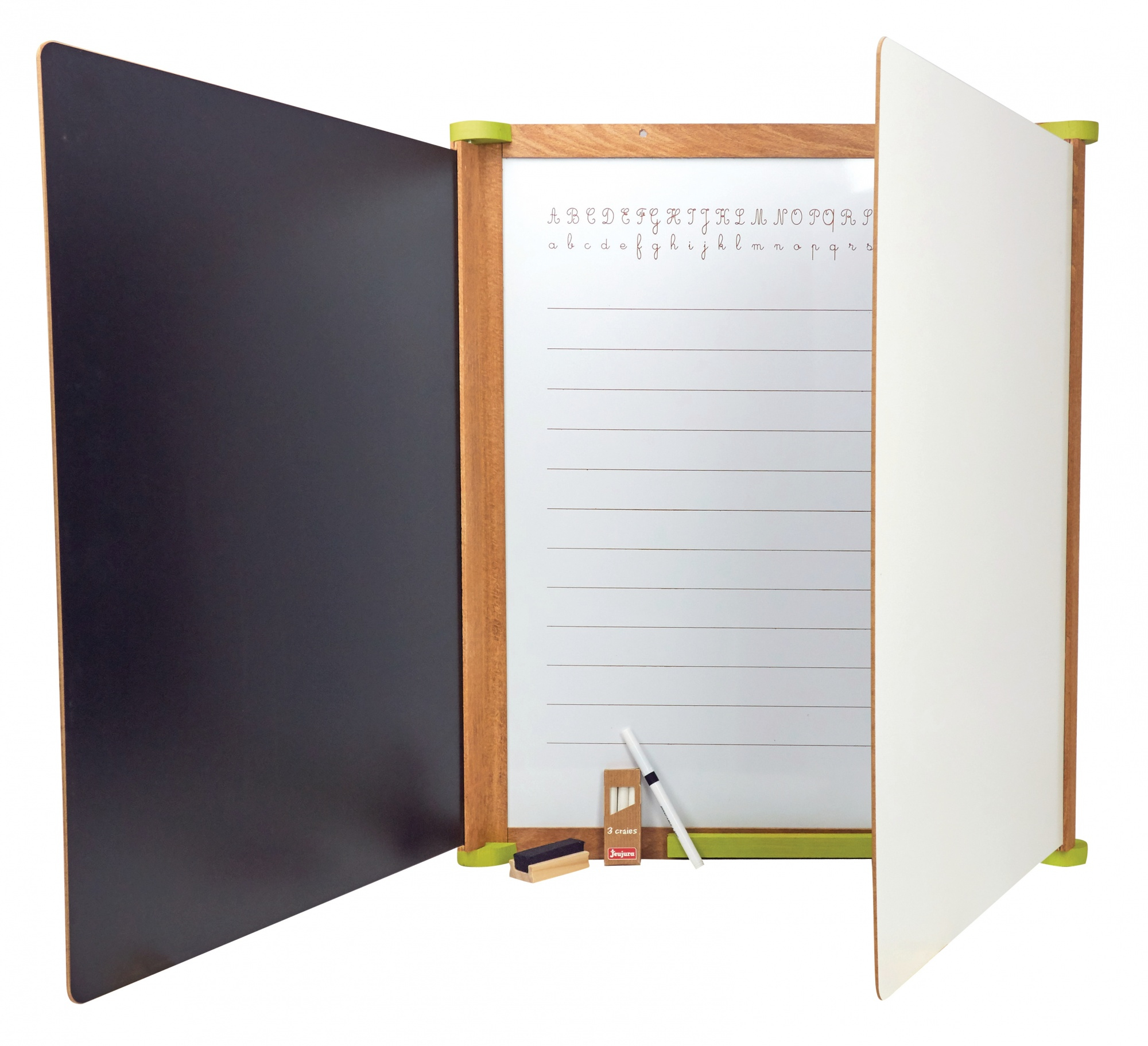 Ein hölzernes Mehrwandtafel mit Tafel, Weißwandtafel mit Linien und Alphabet, Radierer und Kreide auf weißem Hintergrund.