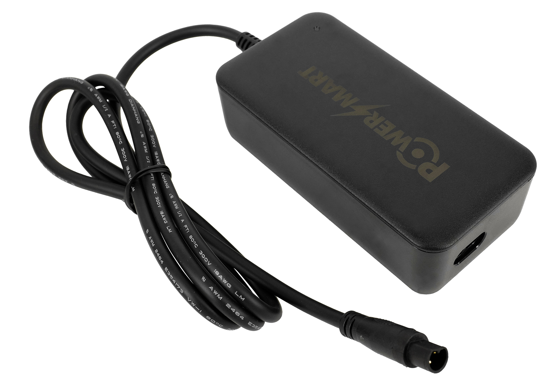Un alimentatore nero PowerSmart con cavo arrotolato e connettore tondo su sfondo bianco.