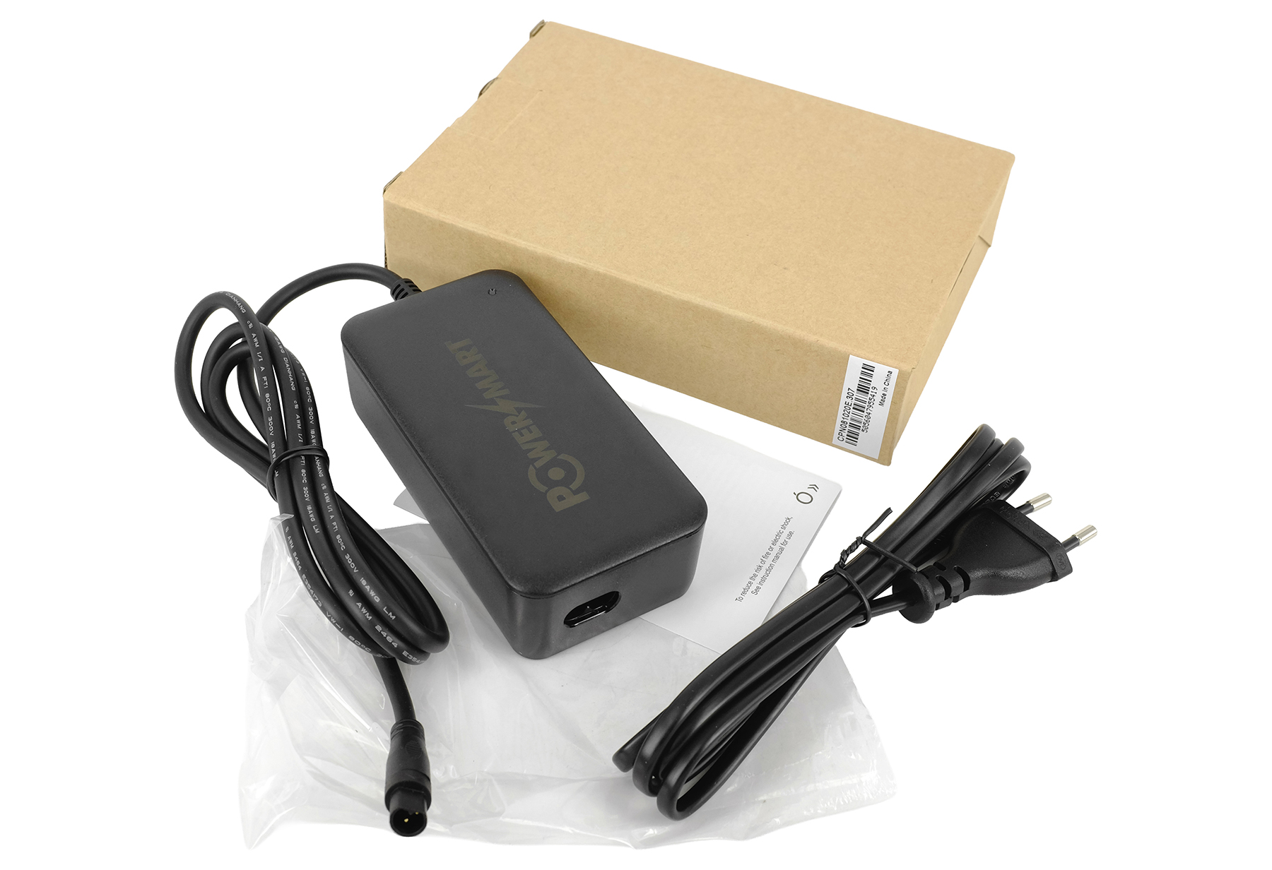 Un alimentatore nero con logo PowerSmart, due cavi, un manuale e una scatola di cartone.