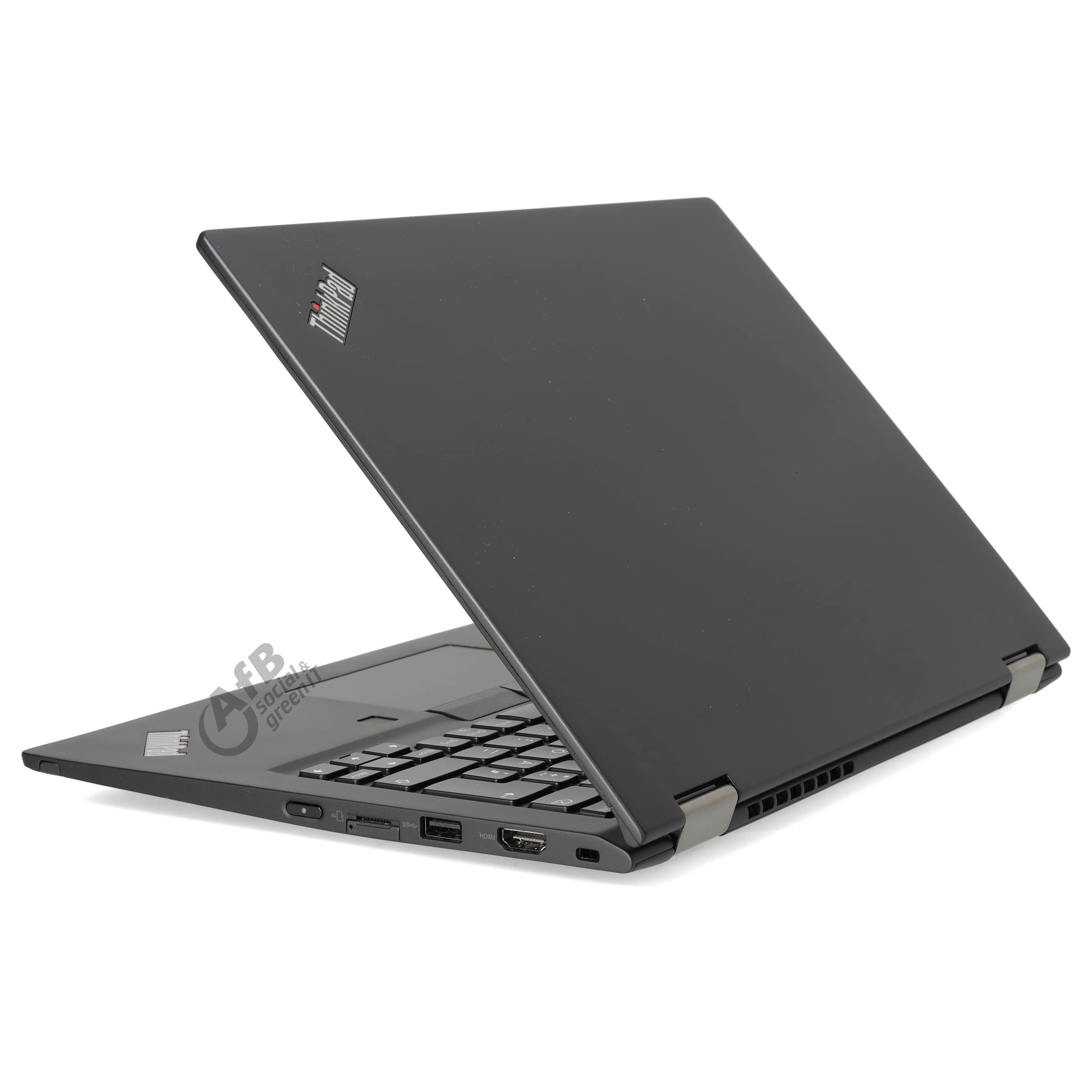 Ein schwarzer Laptop auf weißem Hintergrund, seitlich geöffnet.