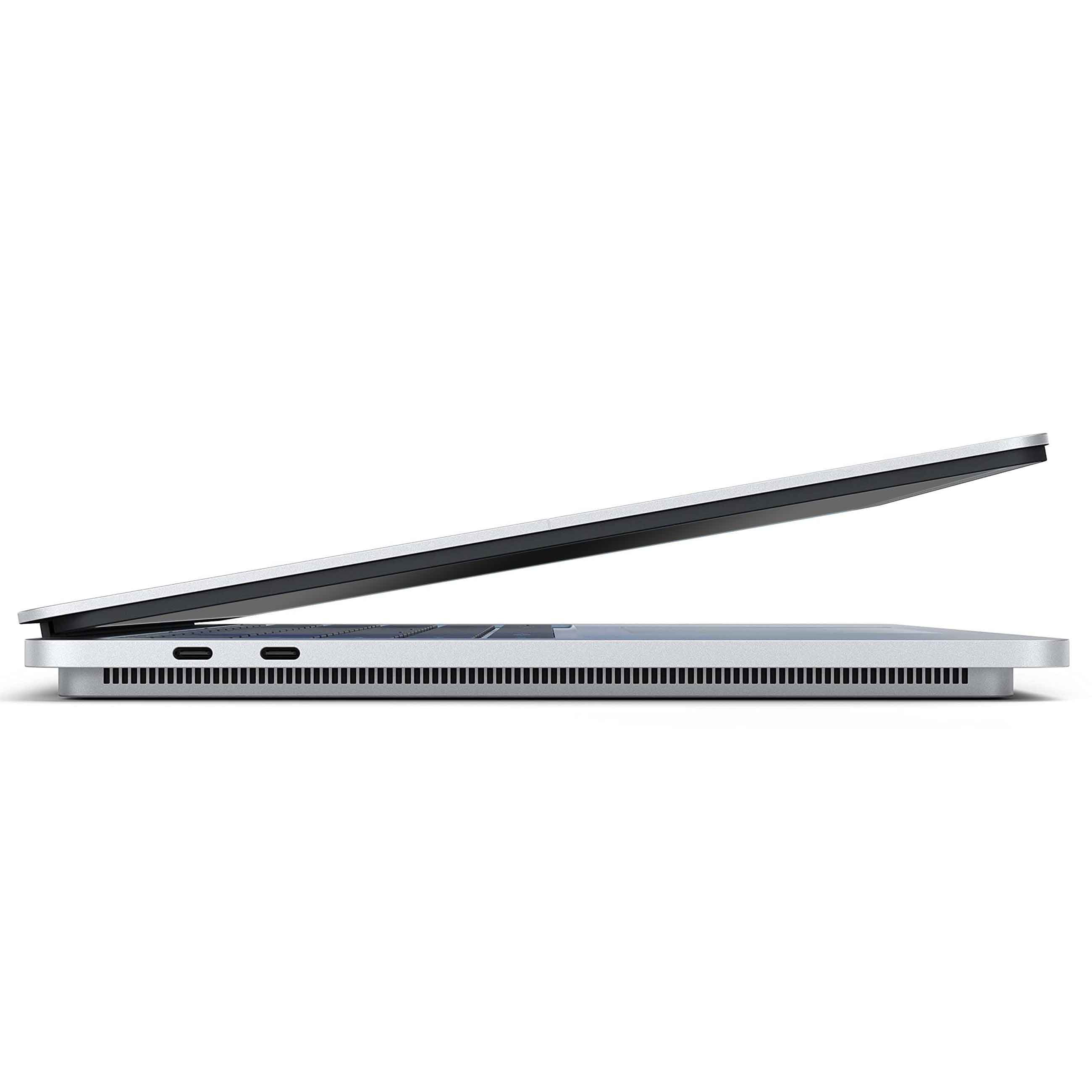 Seitenansicht eines geschlossenen silbernen Laptops mit zwei USB-C-Anschlüssen und Belüftungsschlitzen auf weißem Grund.