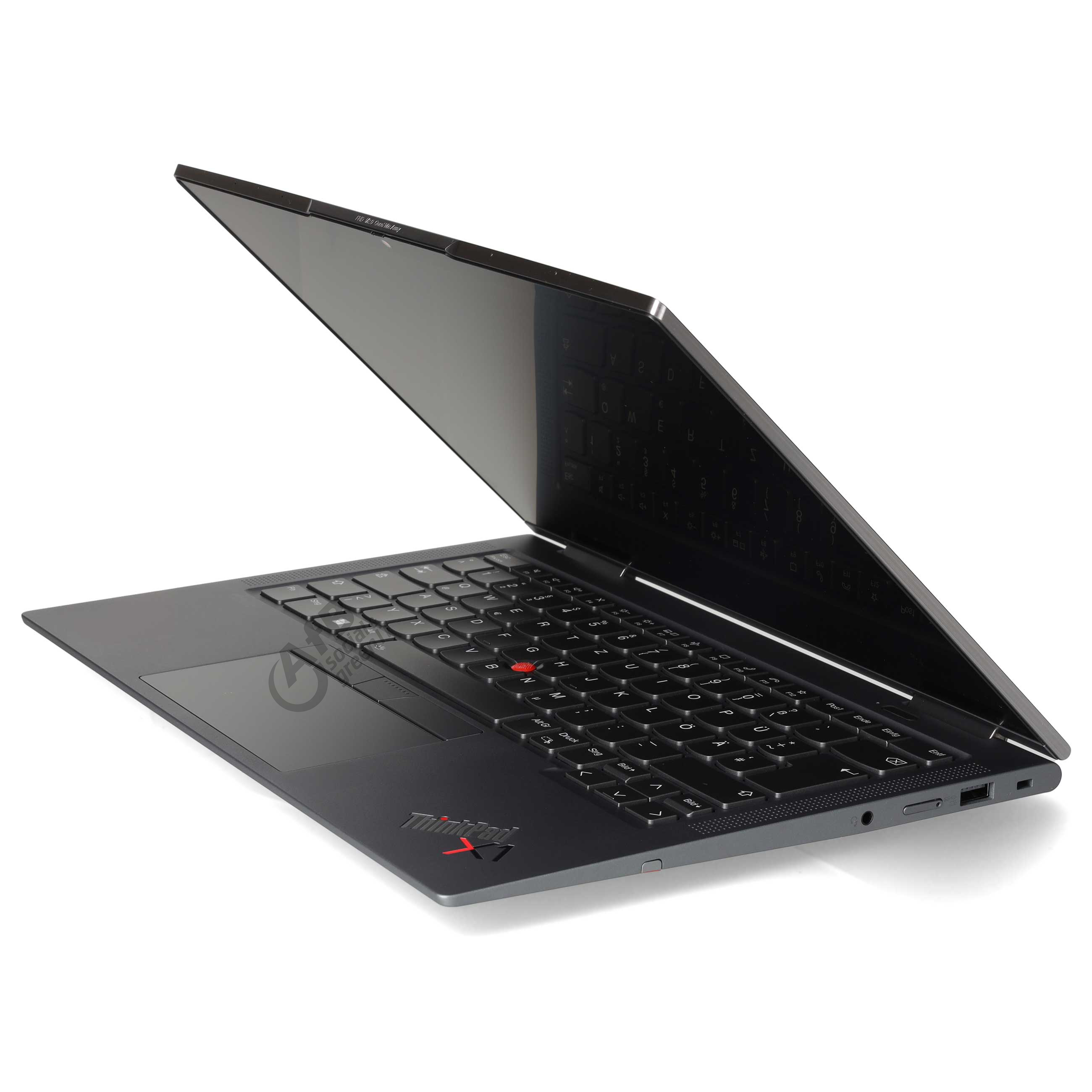Ein offener schwarzer Lenovo ThinkPad X1 Laptop steht auf einer weißen Oberfläche, seitlich gesehen.