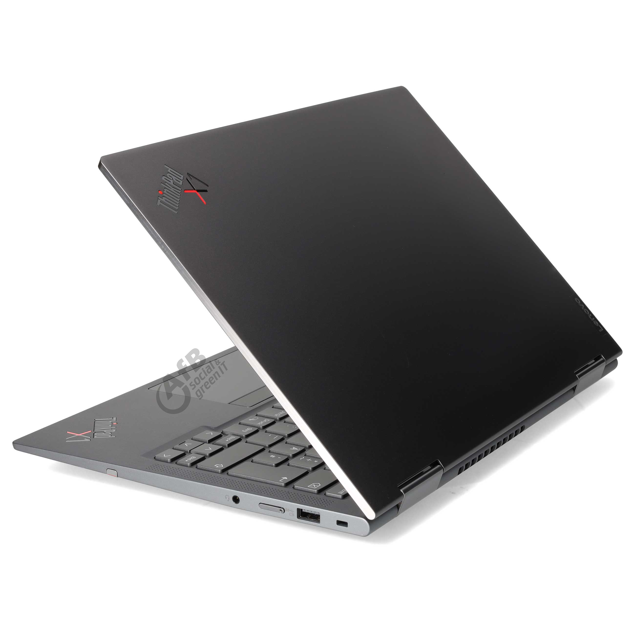 Ein geschlossener, dunkler Lenovo ThinkPad X1 Laptop steht auf einer weißen Oberfläche mit sichtbarem Logo.