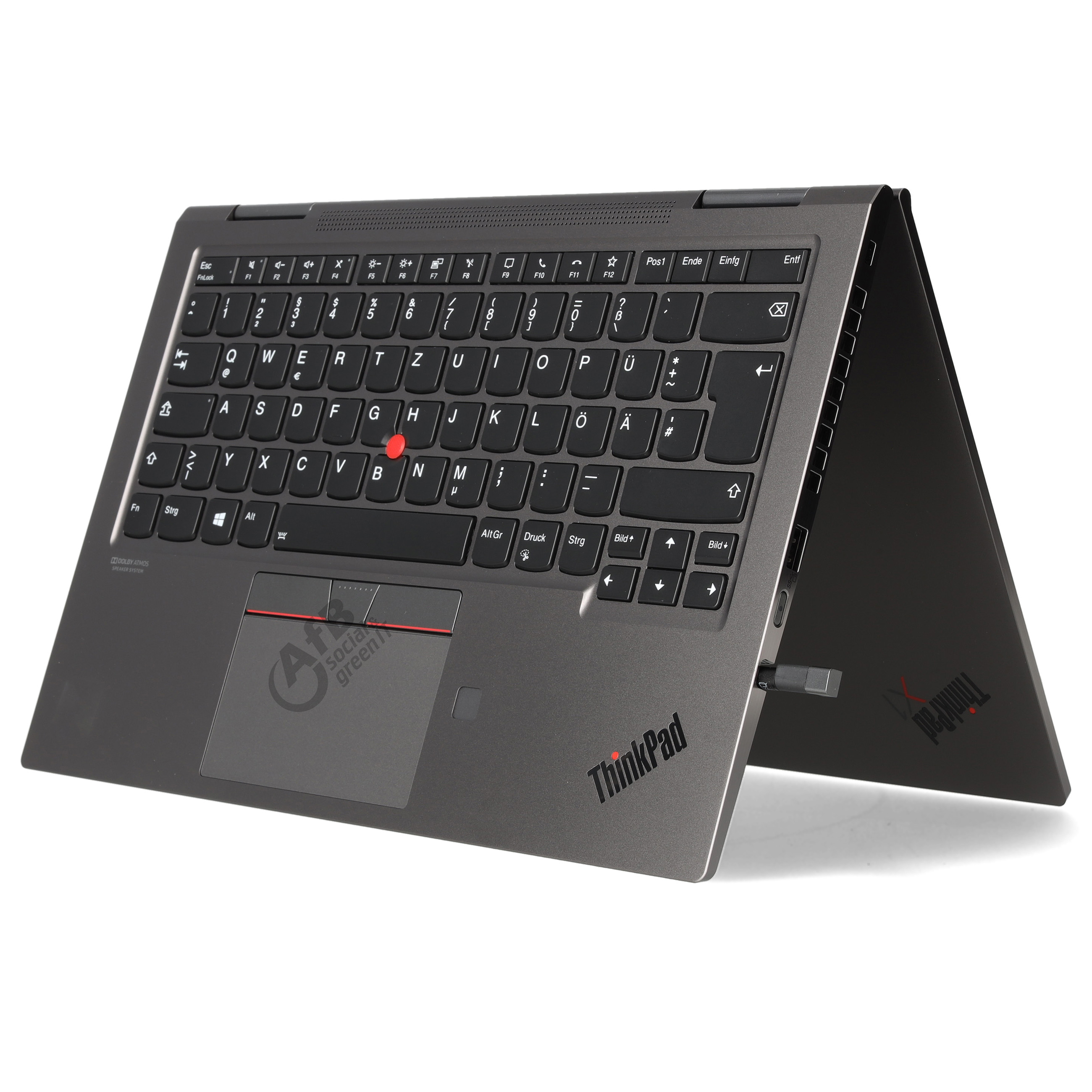 Ein grauer ThinkPad Laptop steht auf einer weißen Oberfläche in Zeltposition und zeigt Tastatur und Trackpad.