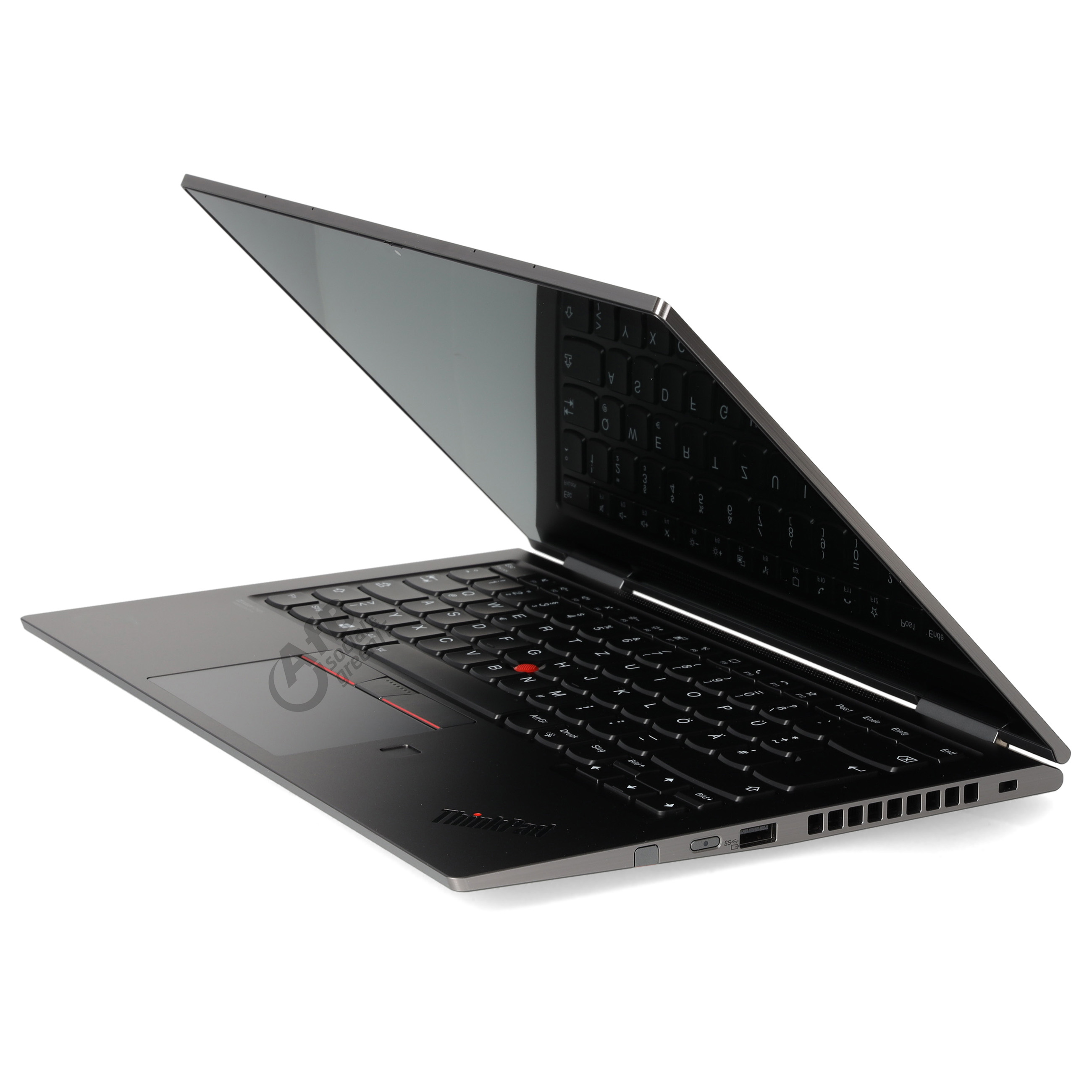 Ein schwarzer ThinkPad-Laptop ist schräg geöffnet und zeigt Tastatur, Trackpad und glänzenden Bildschirm auf weißem Grund.