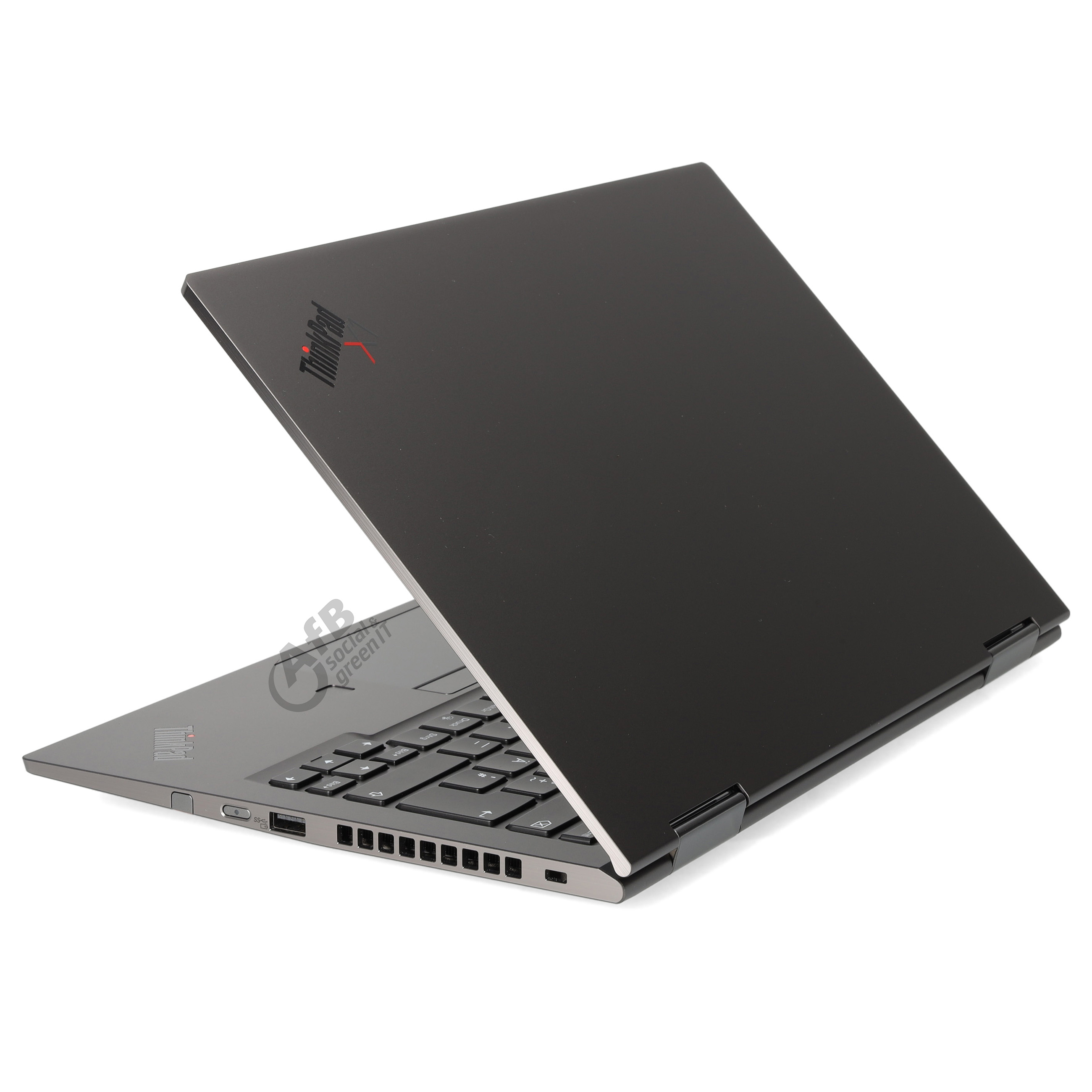 Ein geschlossener schwarzer ThinkPad-Laptop steht leicht angewinkelt auf einer weissen Oberfläche.