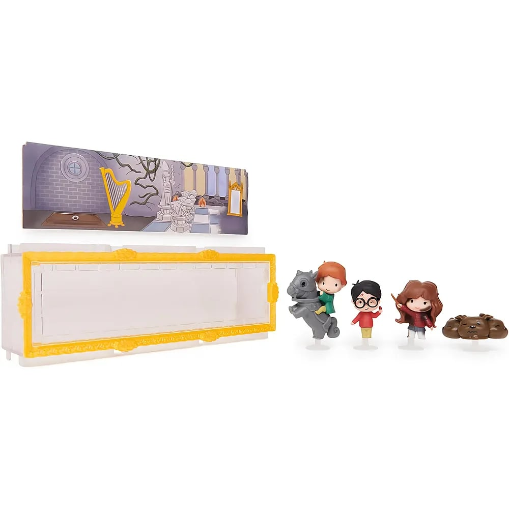 Harry-Potter-Figuren und eine goldene Vitrine mit einer Hogwarts-Hintergrundszene.