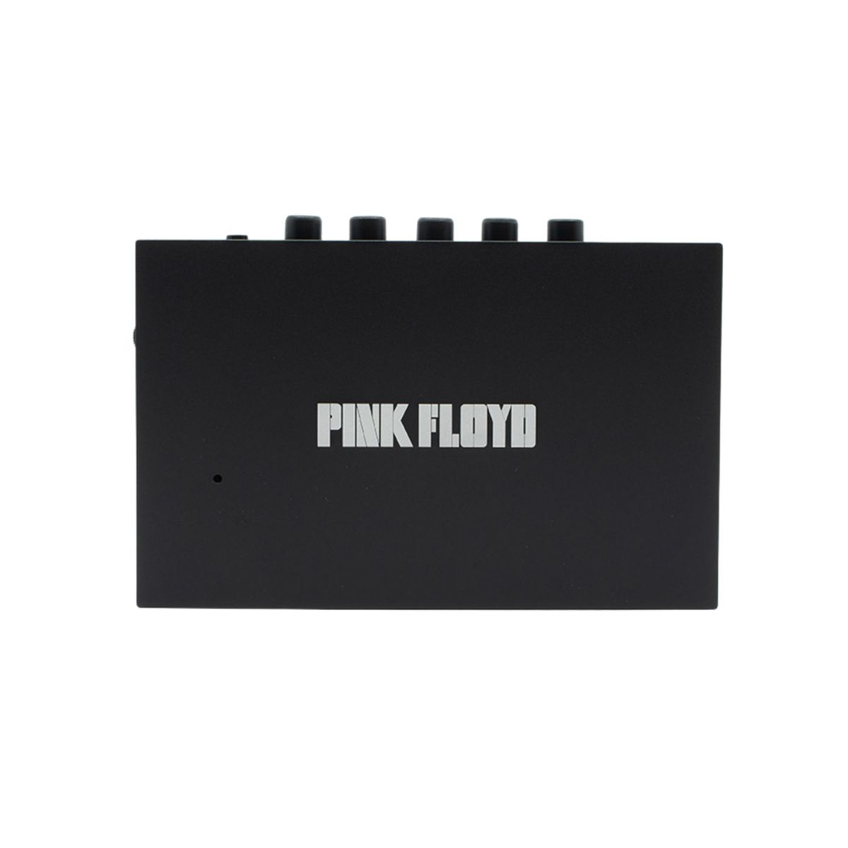 Un dispositivo de audio negro con cinco perillas arriba y letras plateadas 'PINK FLOYD' en el centro sobre fondo blanco.