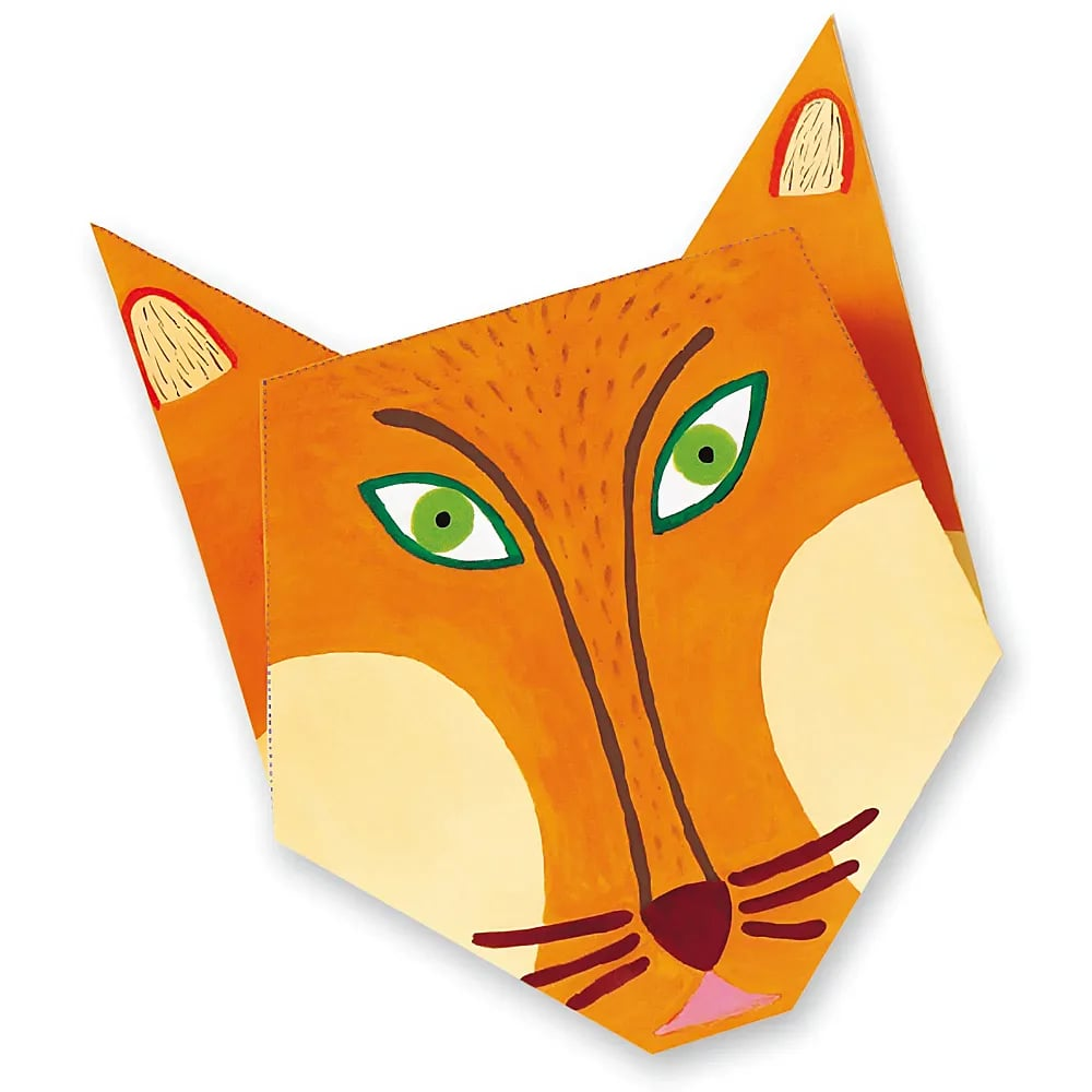 Ein orangener Papierfuchs mit grünen Augen, spitzen Ohren und braunen Schnurrhaaren auf weißem Hintergrund.