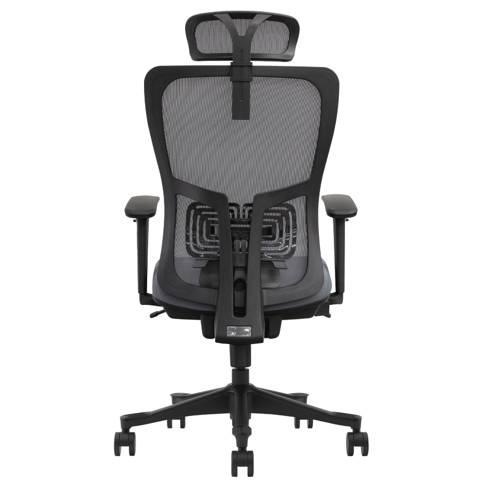 Rückansicht eines schwarzen ergonomischen Buerostuhls mit Netzrückenlehne und Rollen auf weißem Hintergrund.