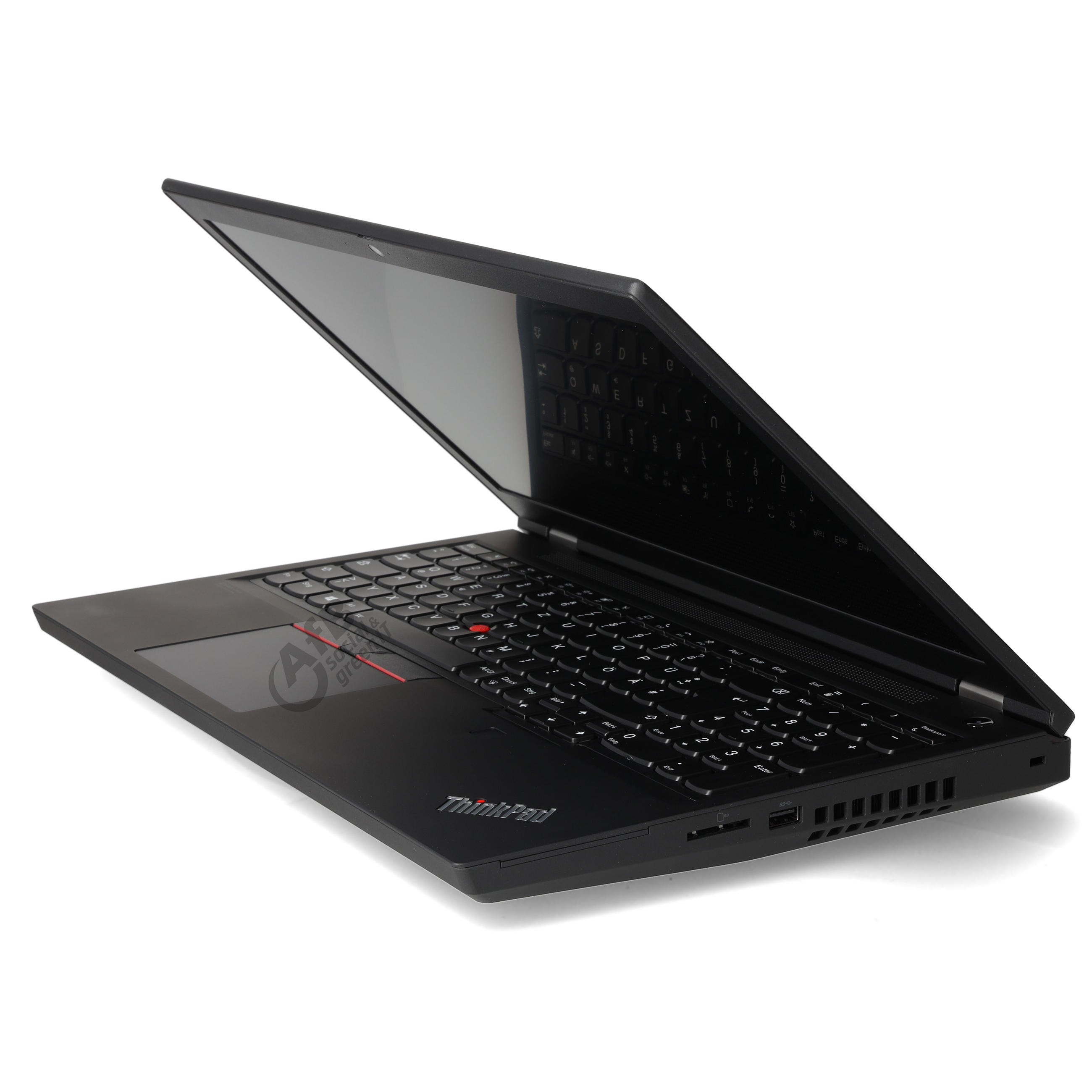 Ein offener schwarzer ThinkPad Laptop auf weißem Hintergrund, seitlich fotografiert.