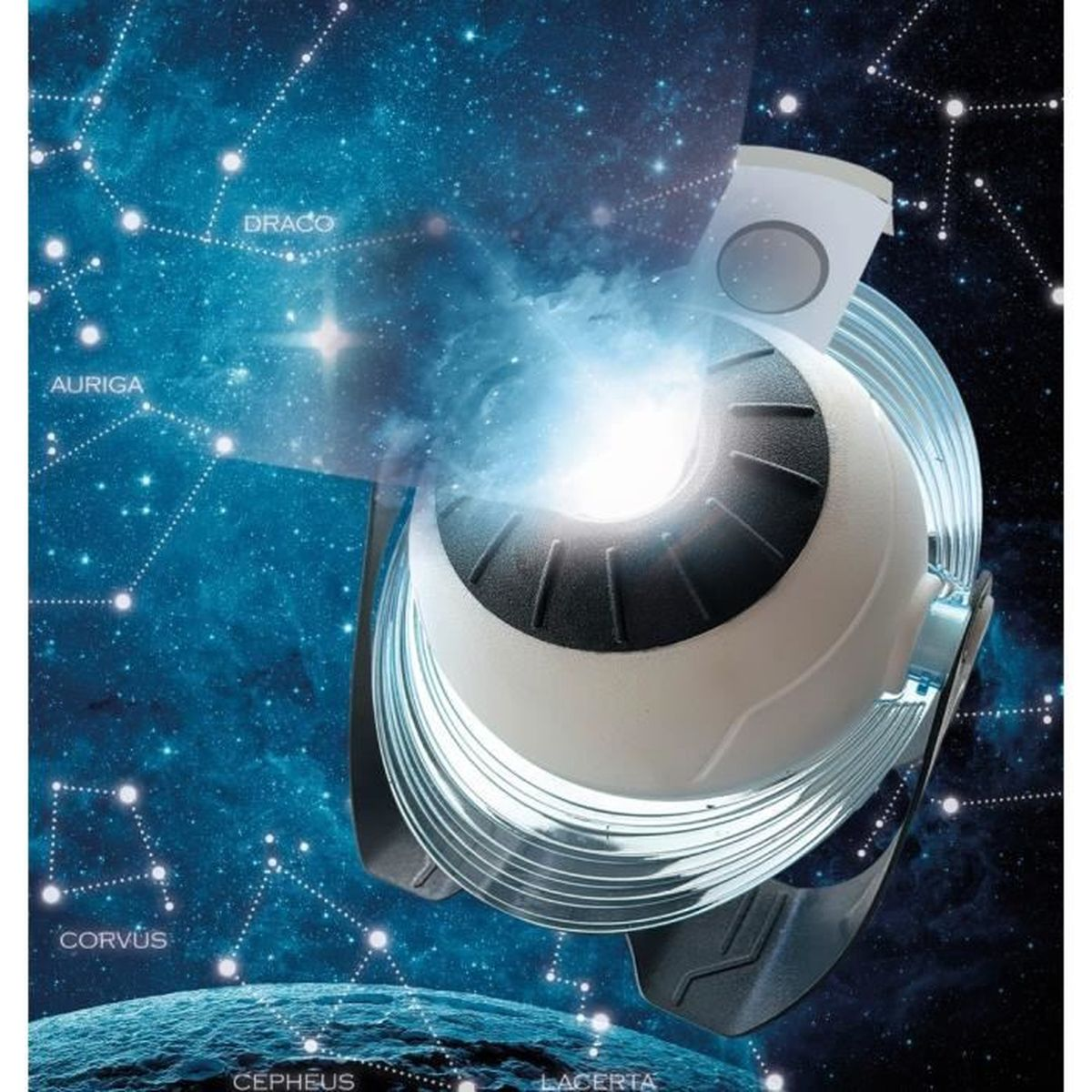 Ein Sternenprojektor projiziert eine hellblaue Galaxie und Sternenbilder vor einem kosmischen Hintergrund.