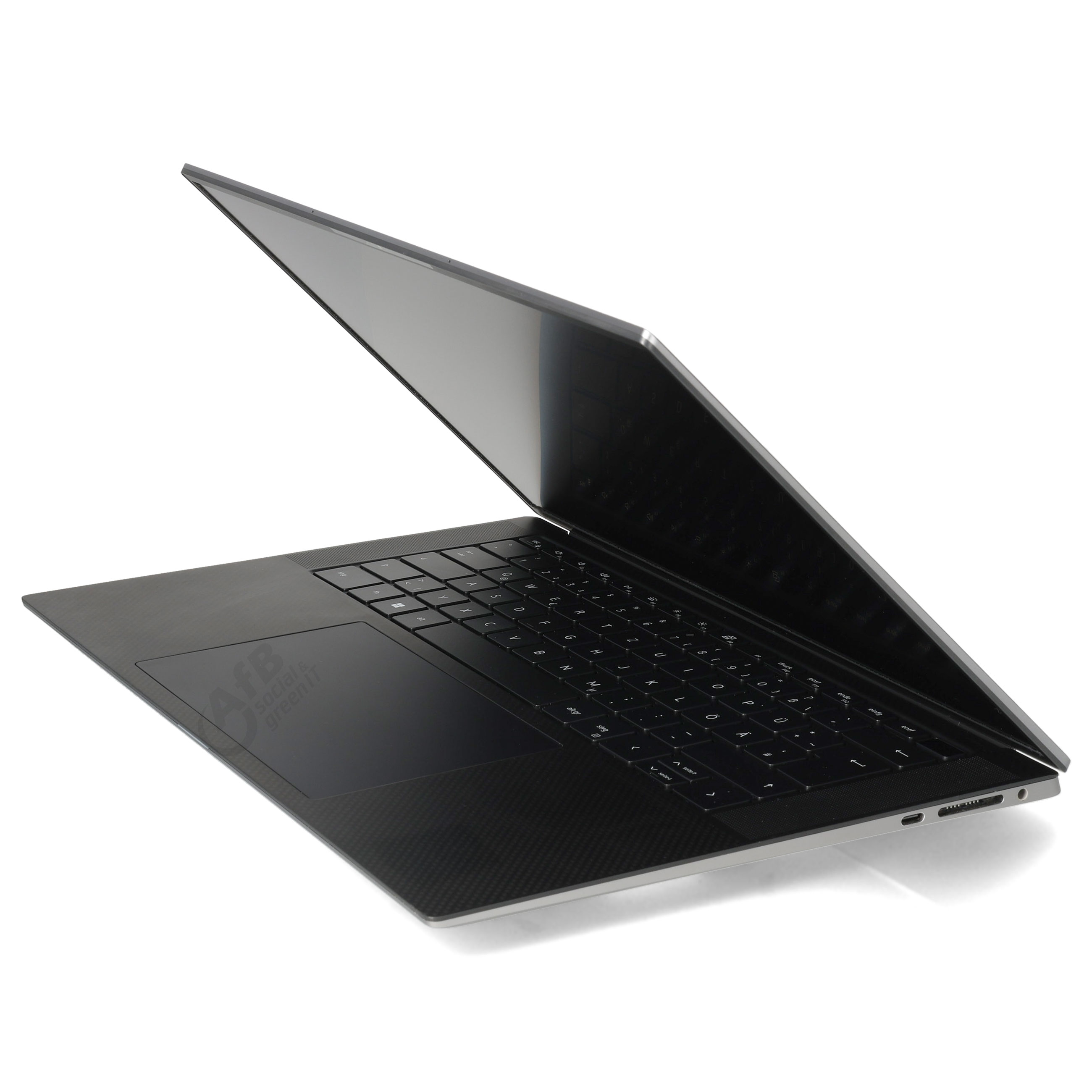 Ein silberner Laptop steht auf weißem Grund, halb geöffnet im Dreiviertelprofil mit sichtbarer Tastatur und Touchpad.