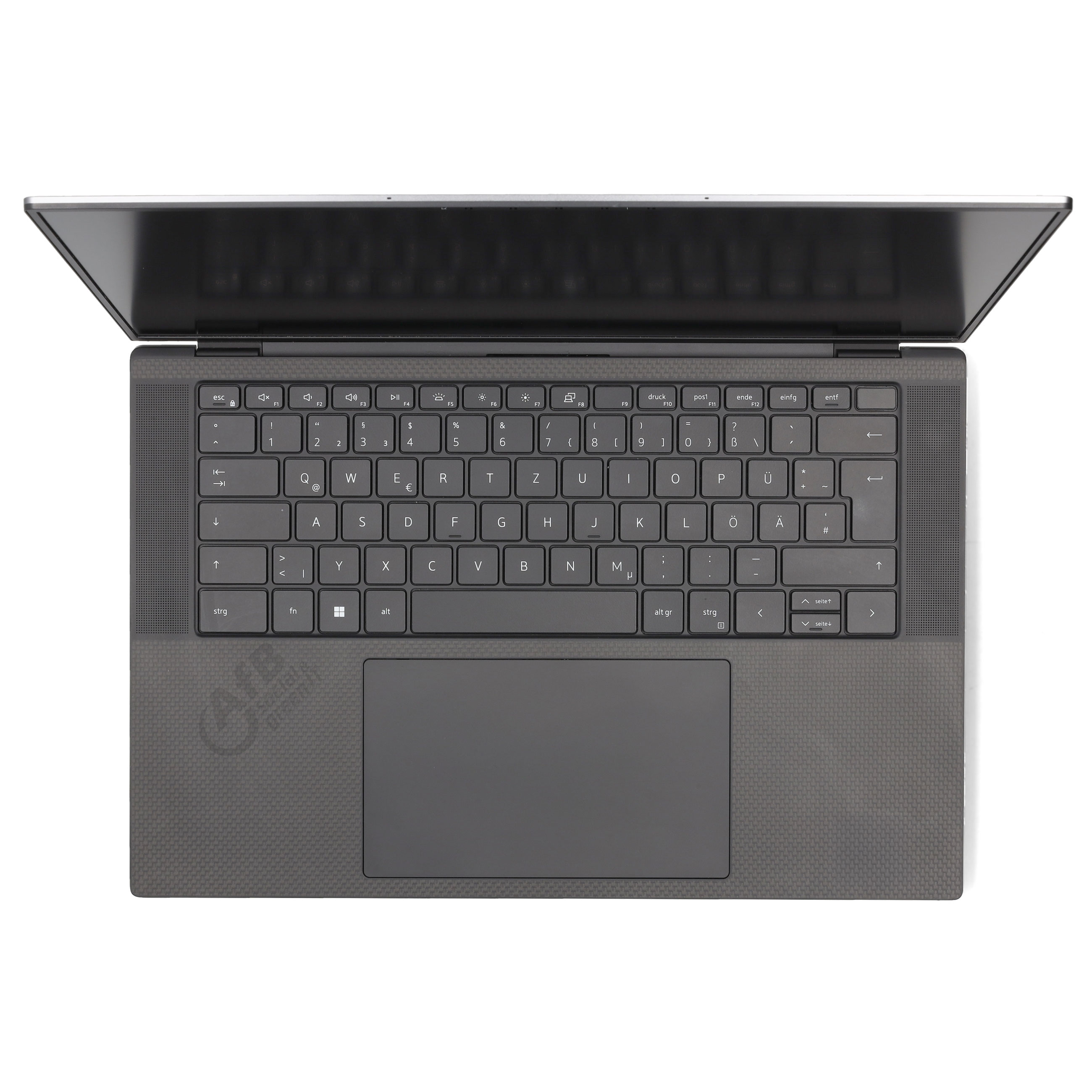 Draufsicht auf einen offenen grauen Laptop mit Tastatur, Trackpad und dunklem Bildschirm auf weißem Hintergrund.