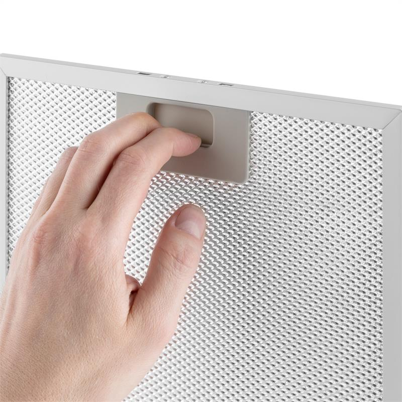 Eine Hand zieht den Hebel eines silbernen Dunstabzugshaubenfilters aus Metall.