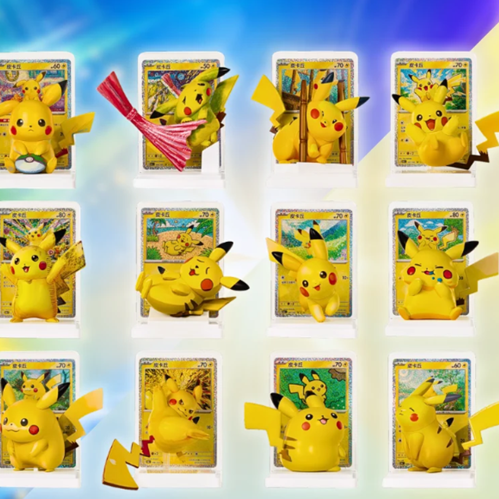 Zwölf Pikachu-Figuren in gelber Farbe mit passenden Pokémon-Karten als Hintergrund.