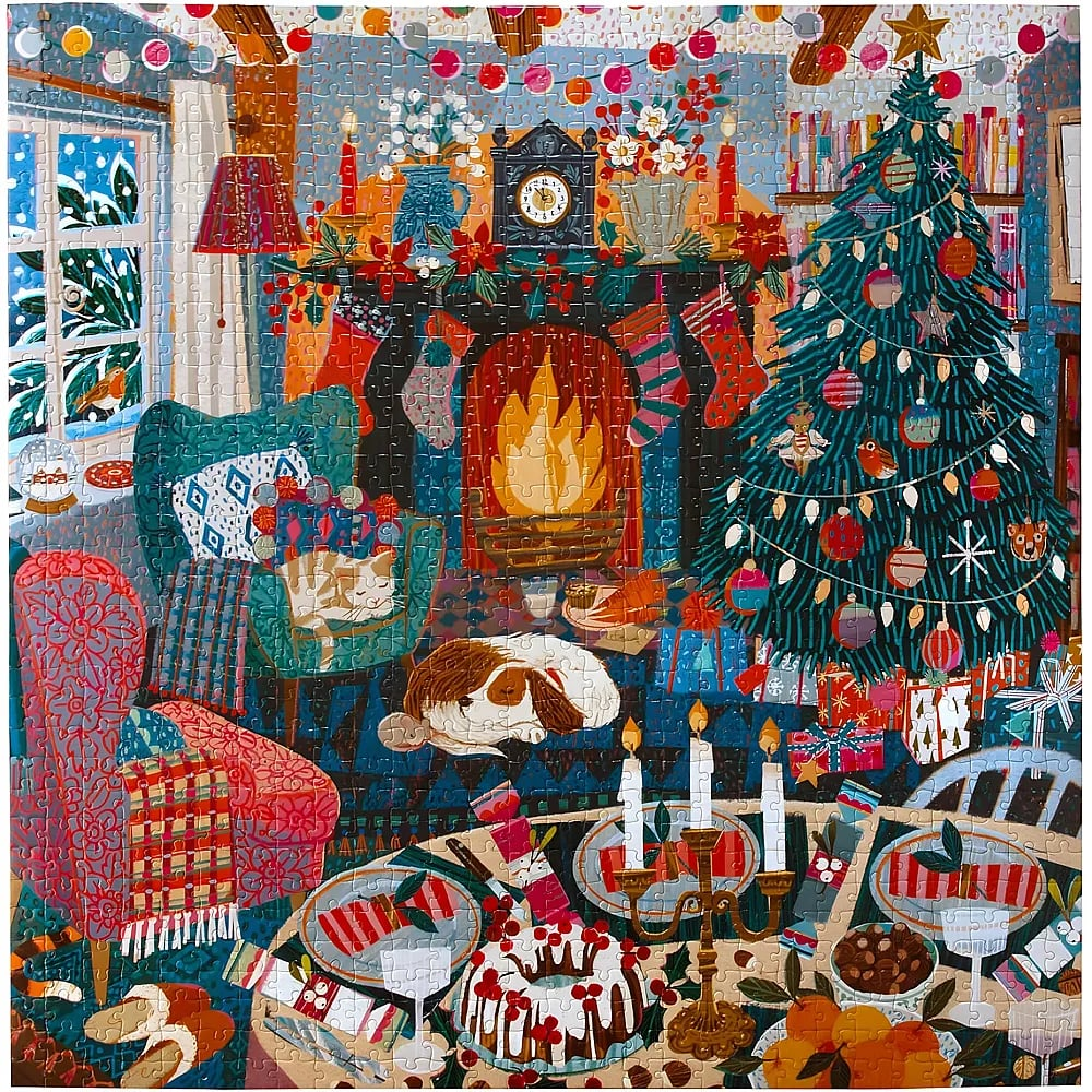 Gemütliches Weihnachtszimmer mit beleuchtetem Baum, Kamin, Sesseln und festlich gedecktem Tisch.