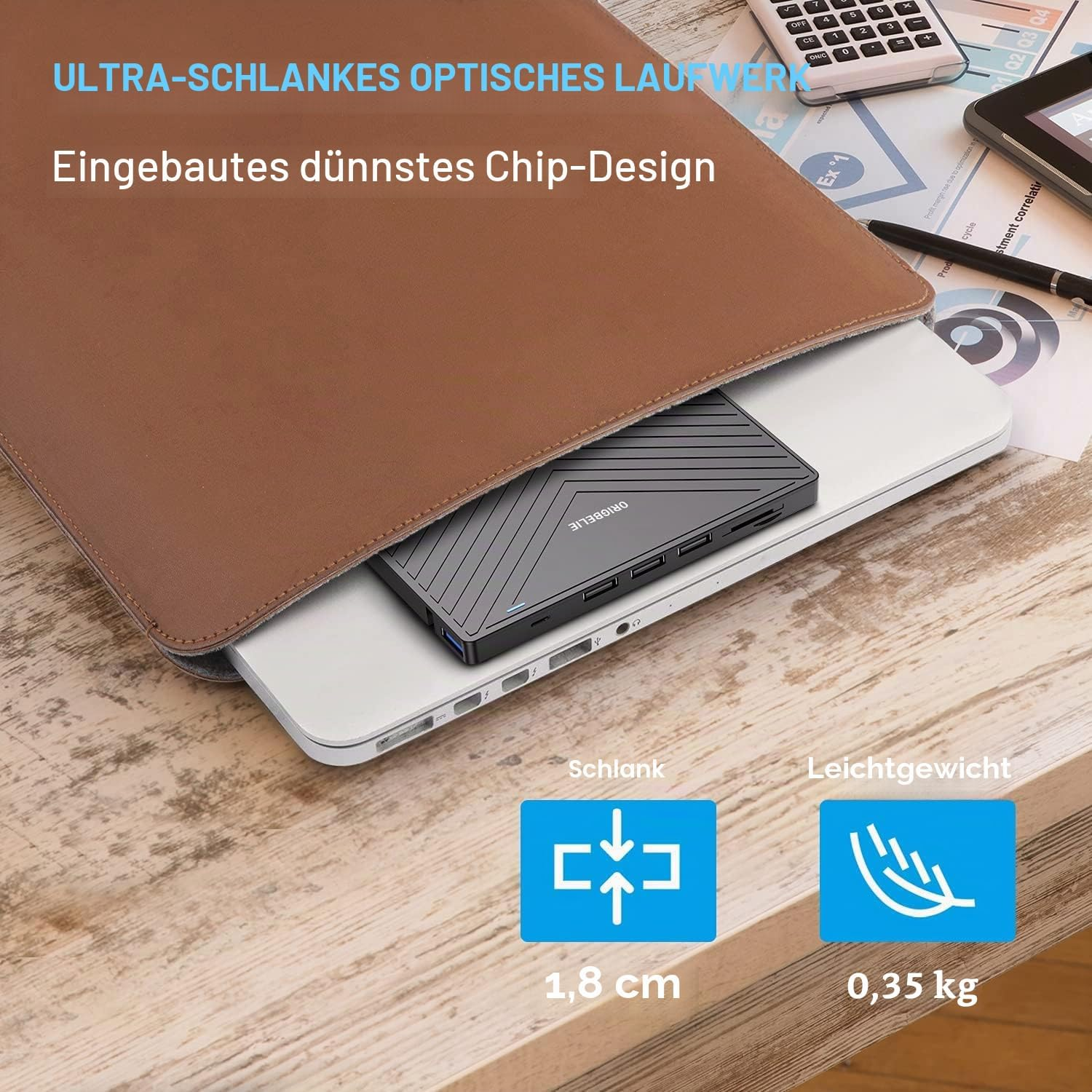 Una unidad óptica delgada y negra sobre una computadora portátil, cubierta parcialmente por una funda de cuero marrón.