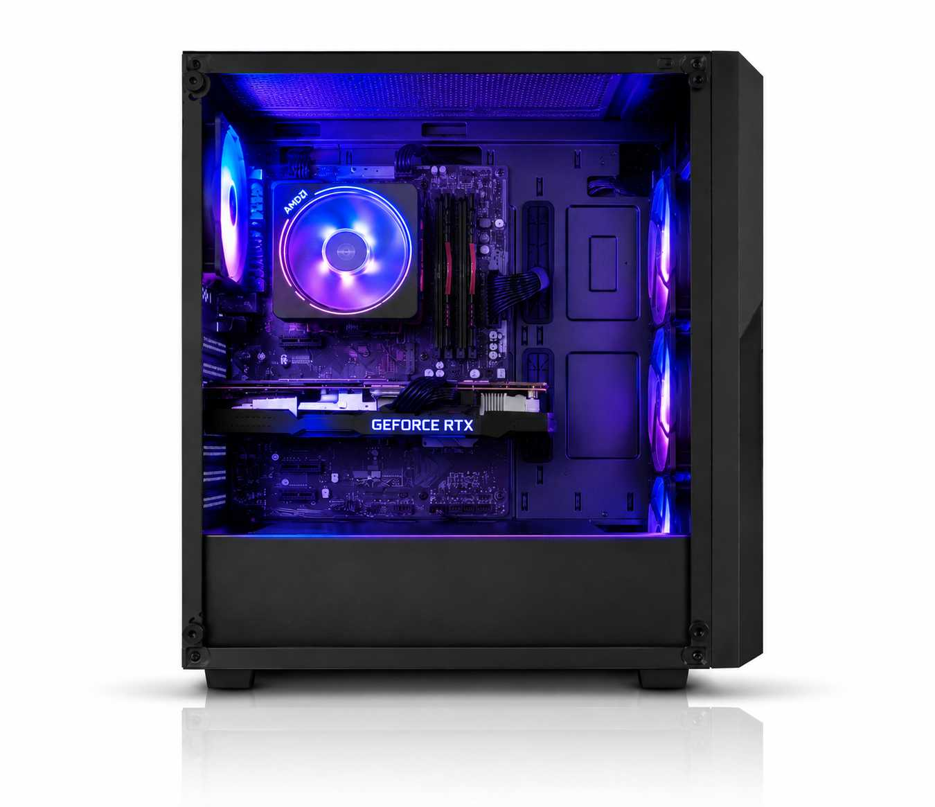 Ein PC-Gehäuse mit Glasseite zeigt beleuchtete Komponenten, Lüfter, eine Grafikkarte und das Motherboard in Lila.