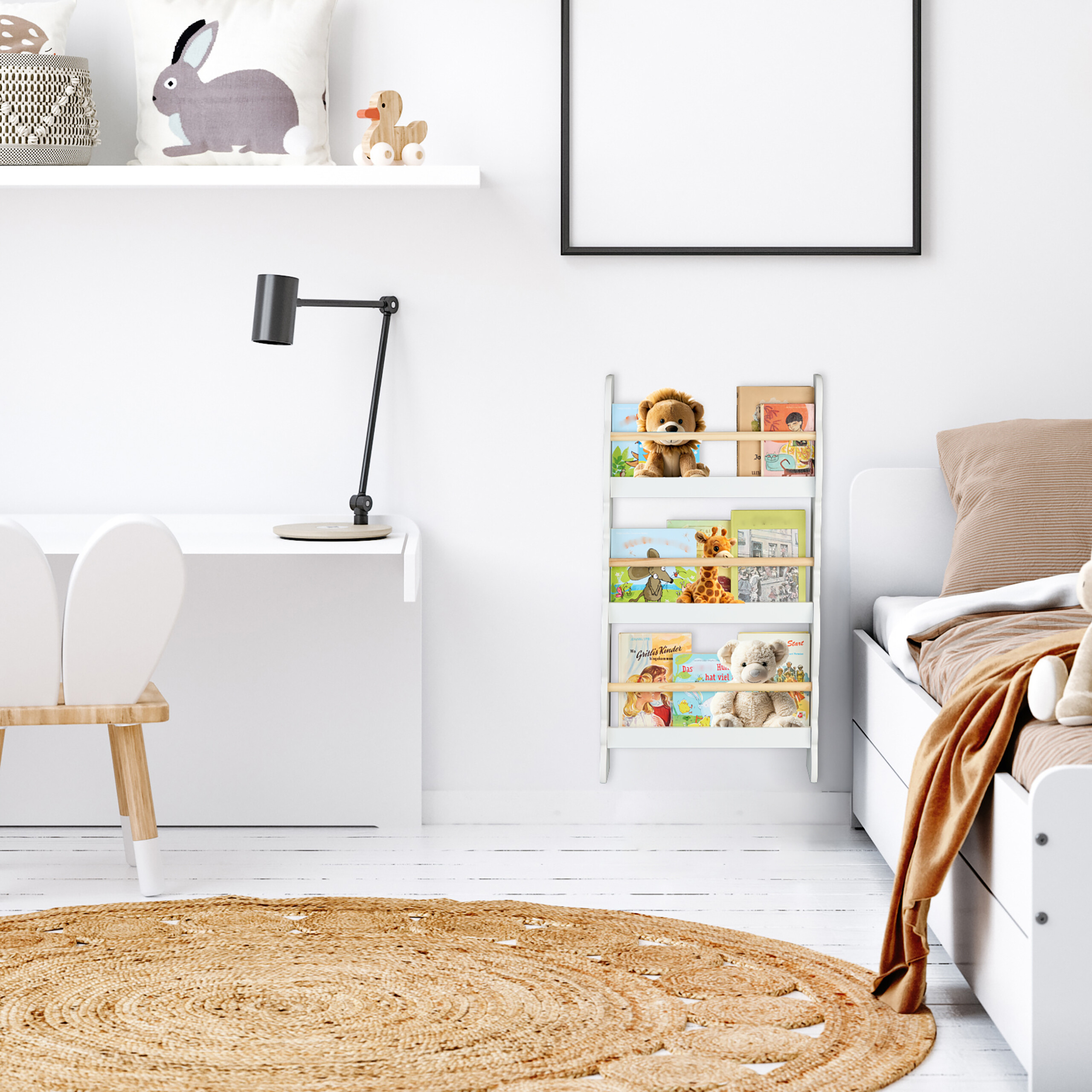 Ein Kinderzimmer mit weißem Schreibtisch, Spielzeugregal, Bett und rundem geflochtenen Teppich.